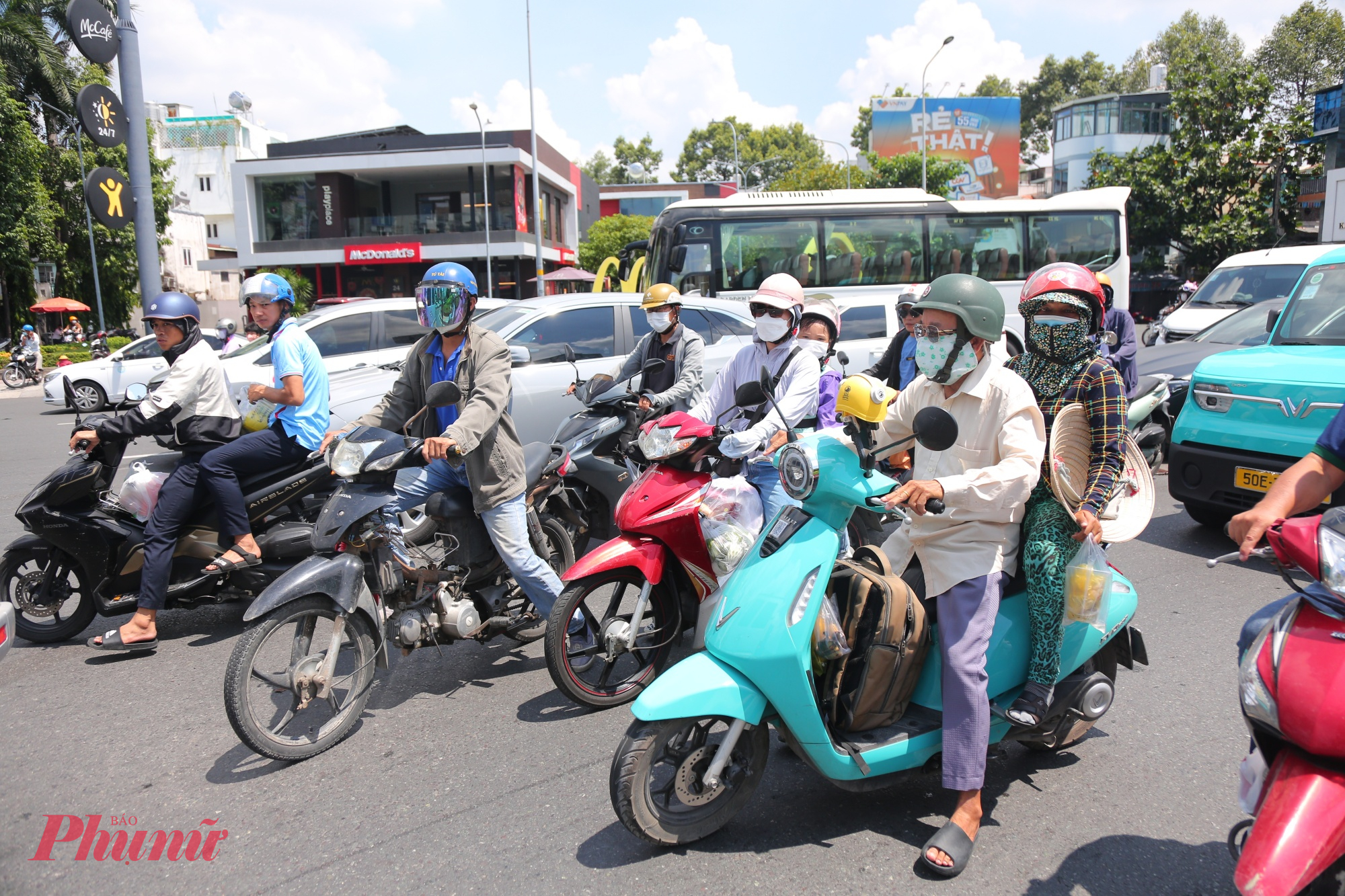 Nhiều phương tiện phải dừng lại quan sát do không còn được chạy xe theo vòng xoay để rẽ trái vào đường Nguyễn Bỉnh Khiêm.