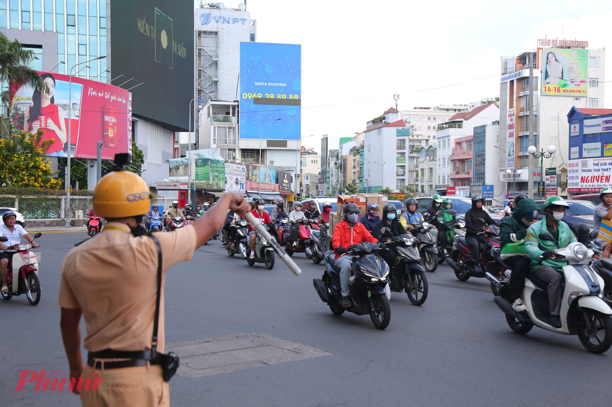 Lực lượng CSGT, thanh niên xung phong và nhân viên điều tiết giao thông được bố trí túc trực tại nhiều vị trí để hướng dẫn người dân lưu thông theo phương án mới. Các lực lượng liên tục dùng loa nhắc nhở, phân luồng và hỗ trợ người dân đi đúng hướng.