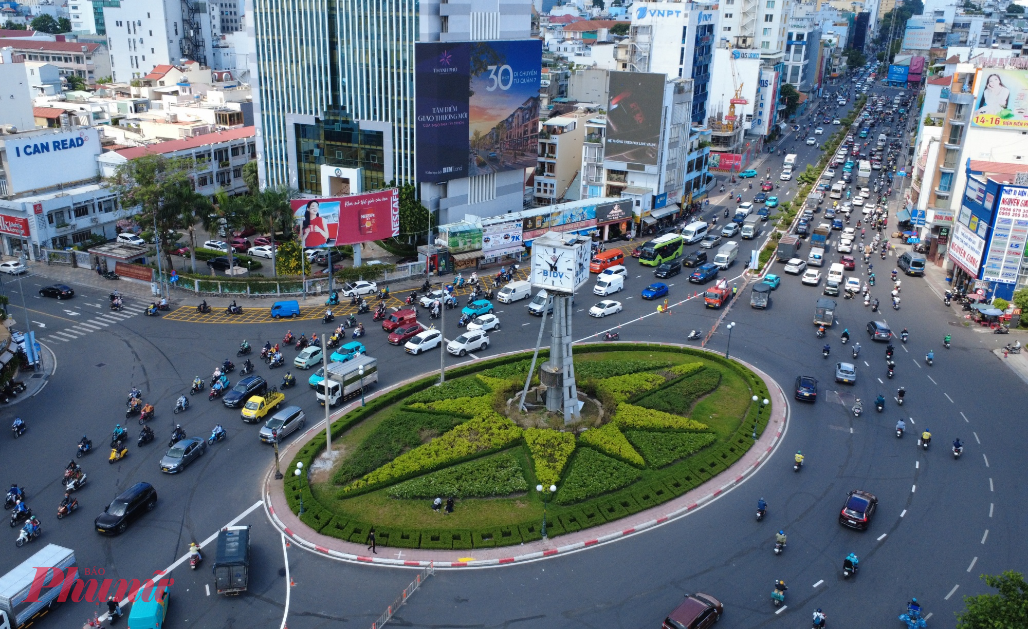đến gần trưa cùng ngày, lượng phương tiện đổ về khu vực vòng xoay Điện Biên Phủ - Nguyễn Bỉnh Khiêm khá đông. Do chưa quen với phương án phân luồng mới, nhiều người điều khiển xe máy giảm tốc độ quan sát, dừng đột ngột hoặc đi sai hướng khiến dòng phương tiện di chuyển chậm.