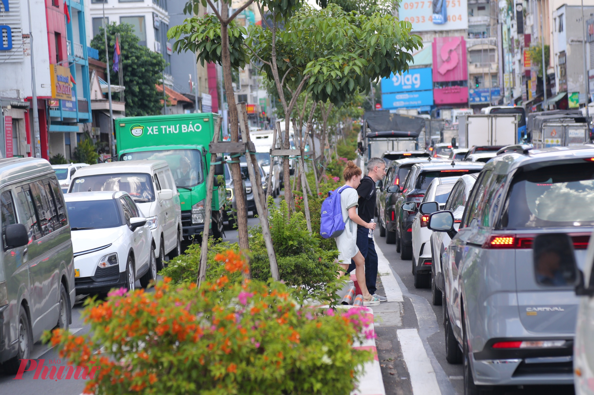 Hai chiều đường Biên Phủ từ vòng xoay đến đường Đinh Tiên Hoàng đều bị ùn ừ phương tiện do hàng nghìn xe chờ quay đầu.