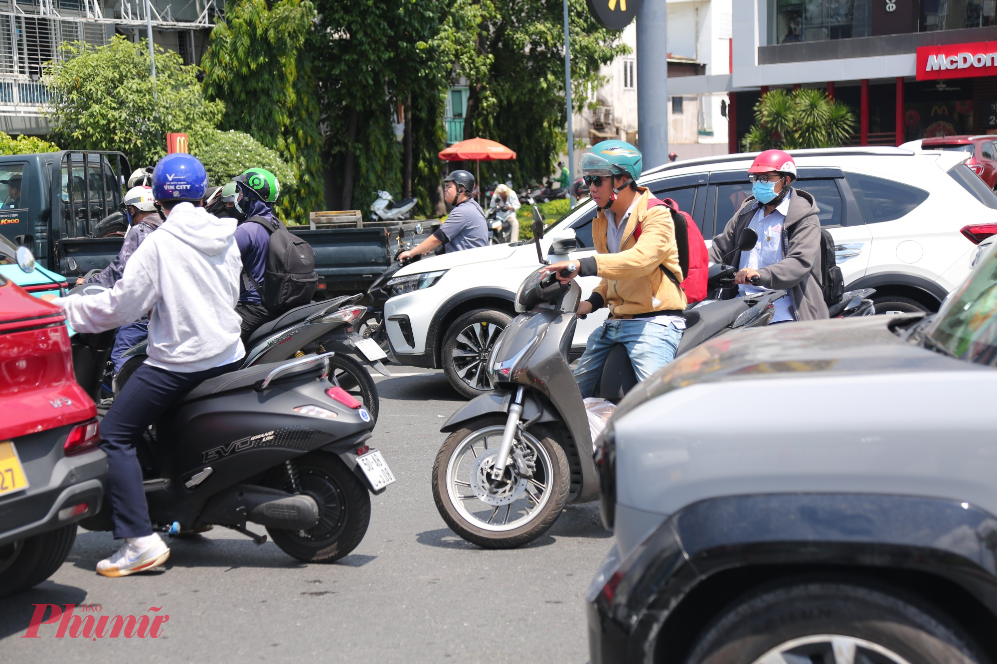 Người dân lúng túng, ngơ ngang nhìn xung quay do không biết đi hướng nào để vào trung tâm thành phố.