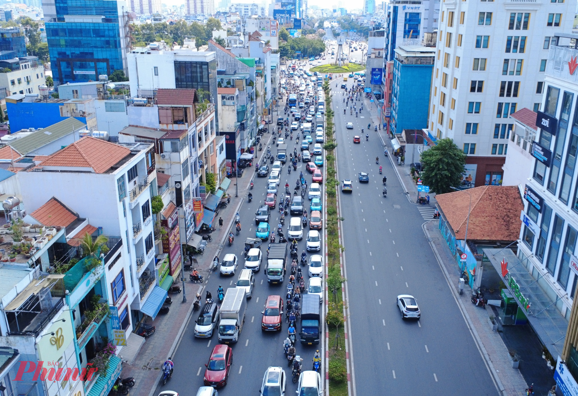 Do lượng phương tiện từ cầu Điện Biên Phủ đổ về đường Đinh Tiên Hoàng đông đúc nên đã xảy ra kẹt xe kéo dài tại đoạn này. 