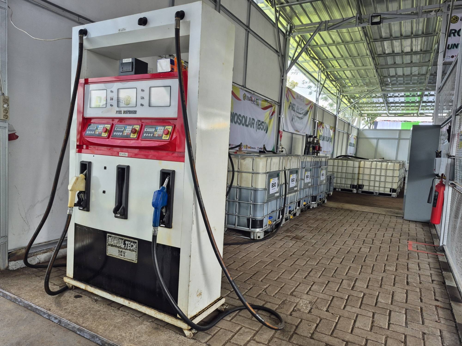Máy bơm cho các phương tiện thử nghiệm nhiên liệu sinh học B50 tại thị trấn Lembang, tỉnh Tây Java,  Indonesia - Ảnh: BLOOMBERG
