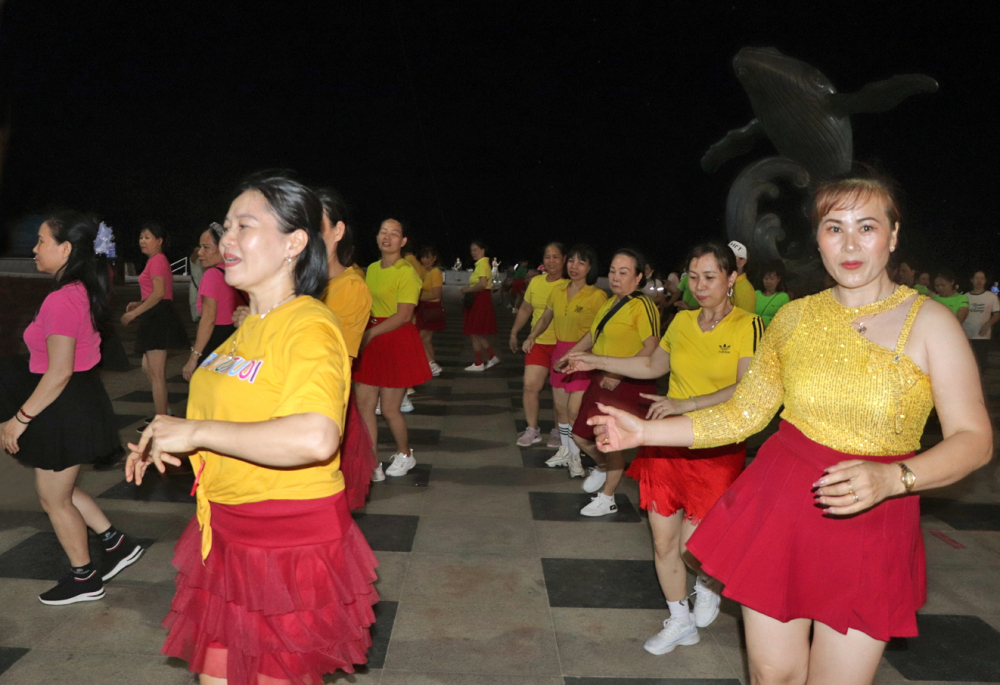 Phụ nữ ở các phường Rạch Dừa, Vũng Tàu luyện tập line dance
