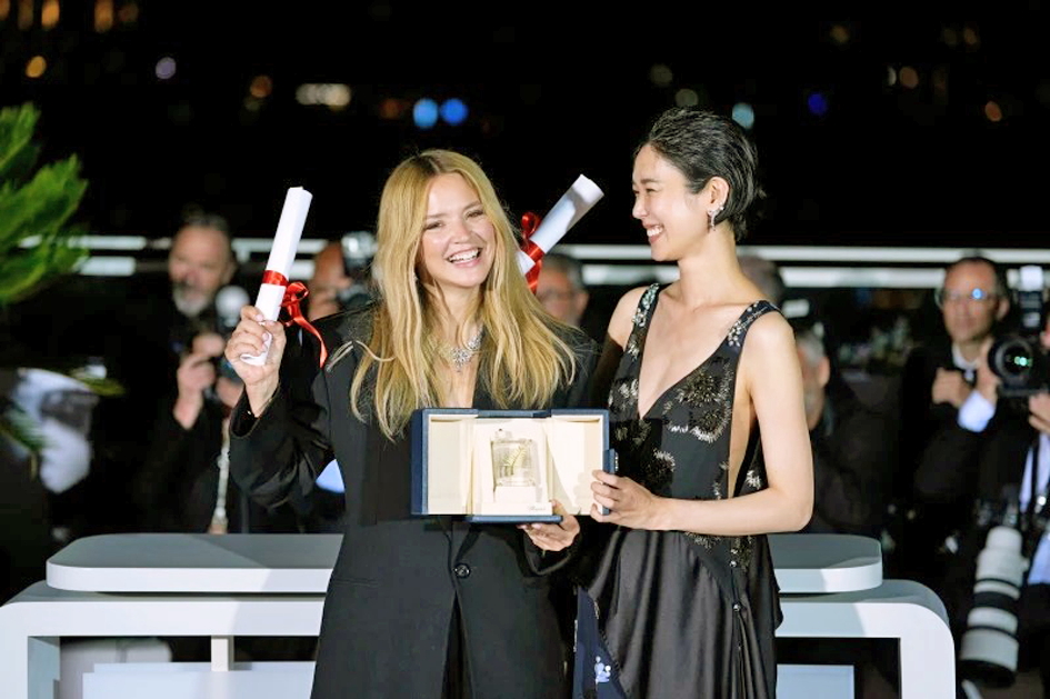 Virginie Efira (trái) và Tao Okamoto (phải) cùng nhận giải Nữ diễn viên chính xuất sắc tại Liên hoan phim Cannes 2026