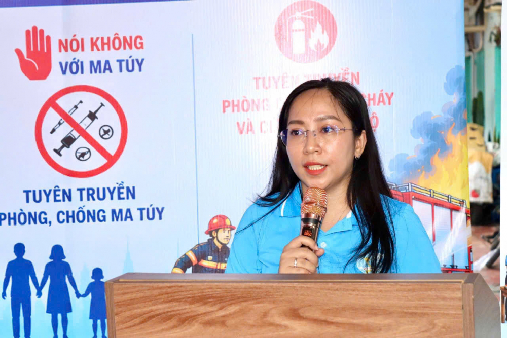 bà Lê Thị Thúy Hà – Phó chủ tịch Ủy ban MTTQ Việt Nam phường, Chủ tịch Hội LHPN phường Thủ Dầu Một - chia sẻ về mô hình. Ảnh: TH