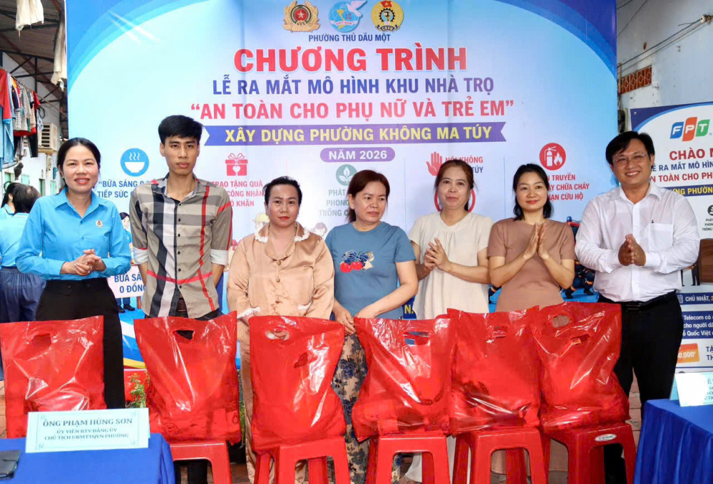 Ban tổ chức trao  Trao tặng 20 phần quà cho công nhân có hoàn cảnh khó khăn 