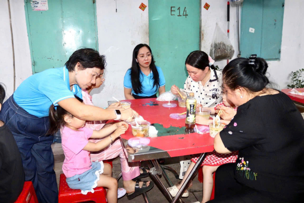 Trong buổi sáng, Hội LHPN phường phối hợp với các đơn vị tổ chức “Bữa sáng 0 đồng – Tiếp sức công nhân” với hơn 150 suất ăn sáng trao tặng đến công nhân lao động, người dân có hoàn cảnh khó khăn tại khu nhà trọ. Ảnh: TH