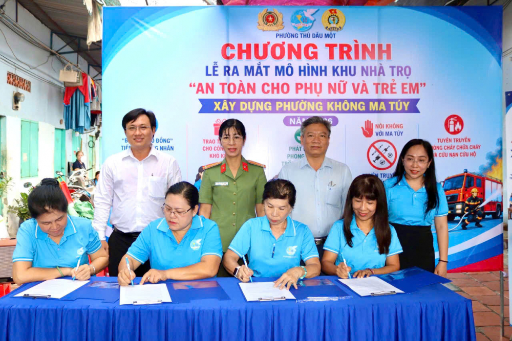 Nhằm nâng cao tinh thần toàn dân bảo vệ an ninh Tổ quốc, đẩy mạnh công tác tuyên truyền phòng, chống tội phạm và tệ nạn xã hội tại tất cả các địa bàn dân cư, công an phường và 40 Chi hội Phụ nữ khu phố ký kết giao ước thi đua thực hiện các nội dung. Ảnh: TH