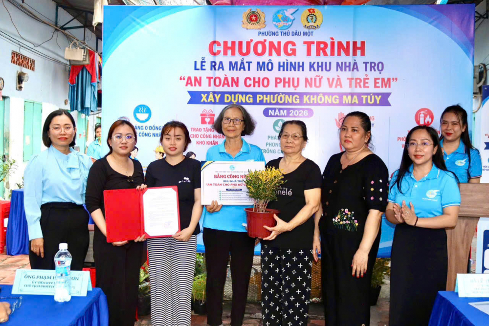 Lãnh đạo Hội LHPN phường Thủ Dầu Một trao bảng công nhận nhà trọ an toàn cho phụ nữ, trẻ em.