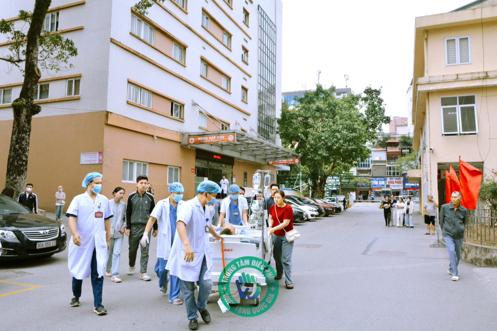 Một xã hội nhân văn không để di nguyện cứu người dang dở Gia đình tiễn biệt trước khi người thân được đưa vào phòng hiến mô, tạng - Nguồn ảnh: Trung tâm Điều phối ghép tạng quốc gia