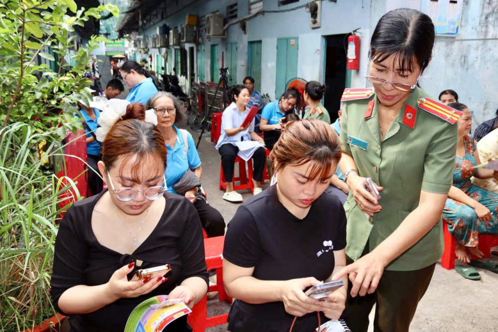 Công an phường Thủ Dầu Một tuyên truyền phòng chống ma túy, phòng cháy chữa cháy đến người lao động khu nhà trọ