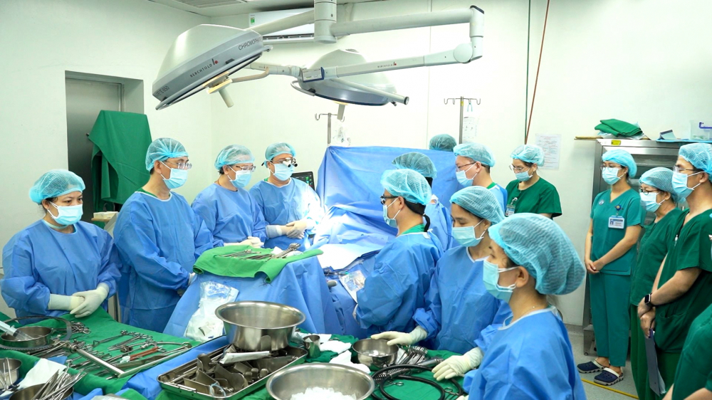 Một xã hội nhân văn không để di nguyện cứu người dang dở Ê kíp Bệnh viện Chợ Rẫy dành phút mặc niệm trước khi thực hiện ca phẫu thuật lấy - ghép tạng - Ảnh do bệnh viện cung cấp