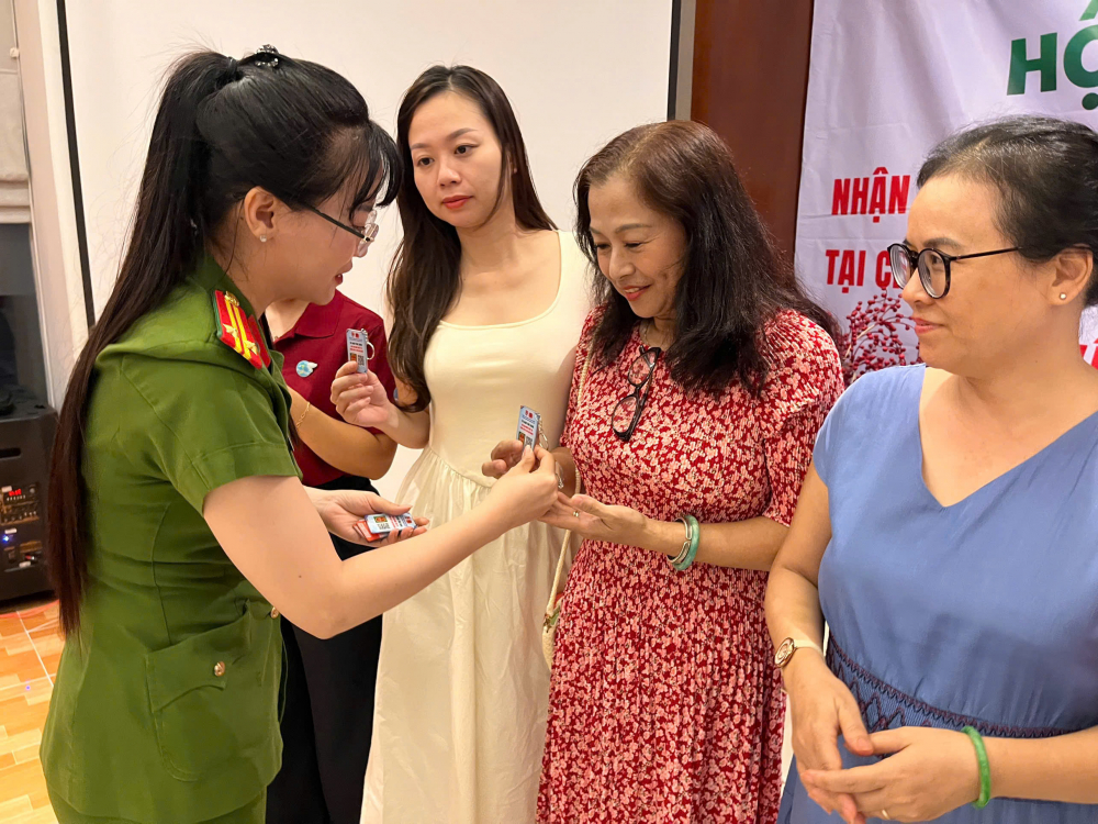 Lực lượng công an phường trao tặng móc khoá tuyên truyền tích hợp mã QR cài đặt ứng dụng SOS An ninh trật tự Công an TPHCM đến các chi hội phụ nữ, ban quản trị và cư dân của 18 tòa nhà nhằm đẩy mạnh ứng dụng công nghệ trong công tác phòng, chống tội phạm