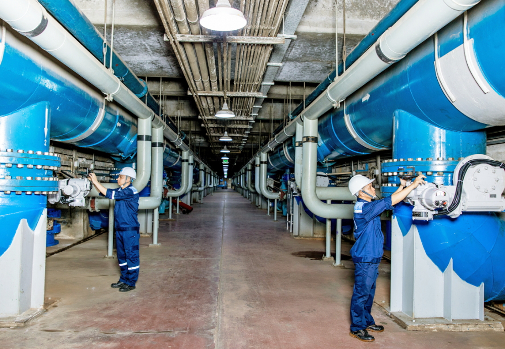 21 năm bền bỉ giữ mạch nguồn nước sạch Các nhân viên kỹ thuật đang vận hành nhà máy nước Thủ Đức - ẢNH: ĐINH BÍCH