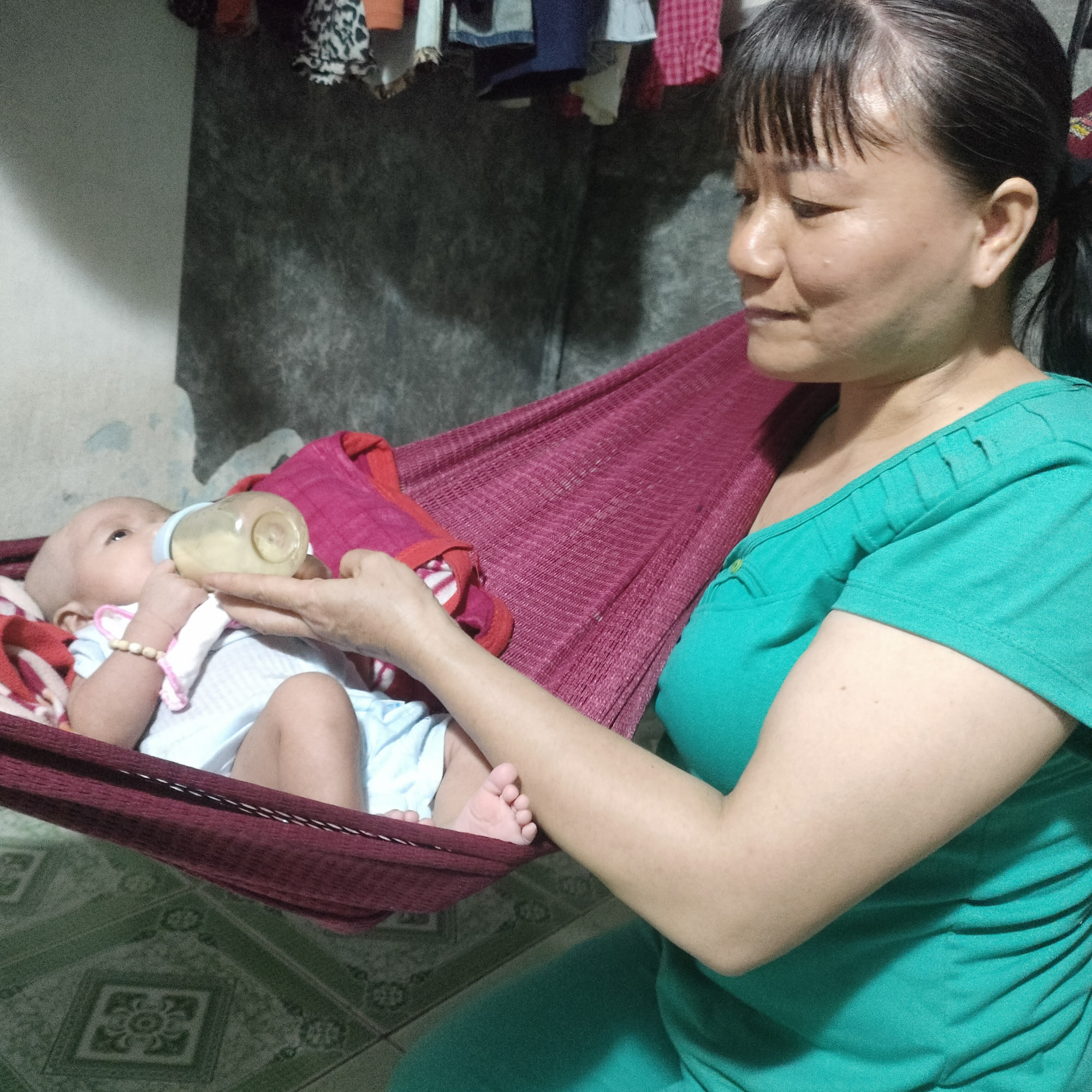 Rảnh rỗi, chị Từ Thanh My lại đến hướng dẫn D.B.N. và mẹ em cách săn sóc em bé - Ảnh: Diệu Hiền 