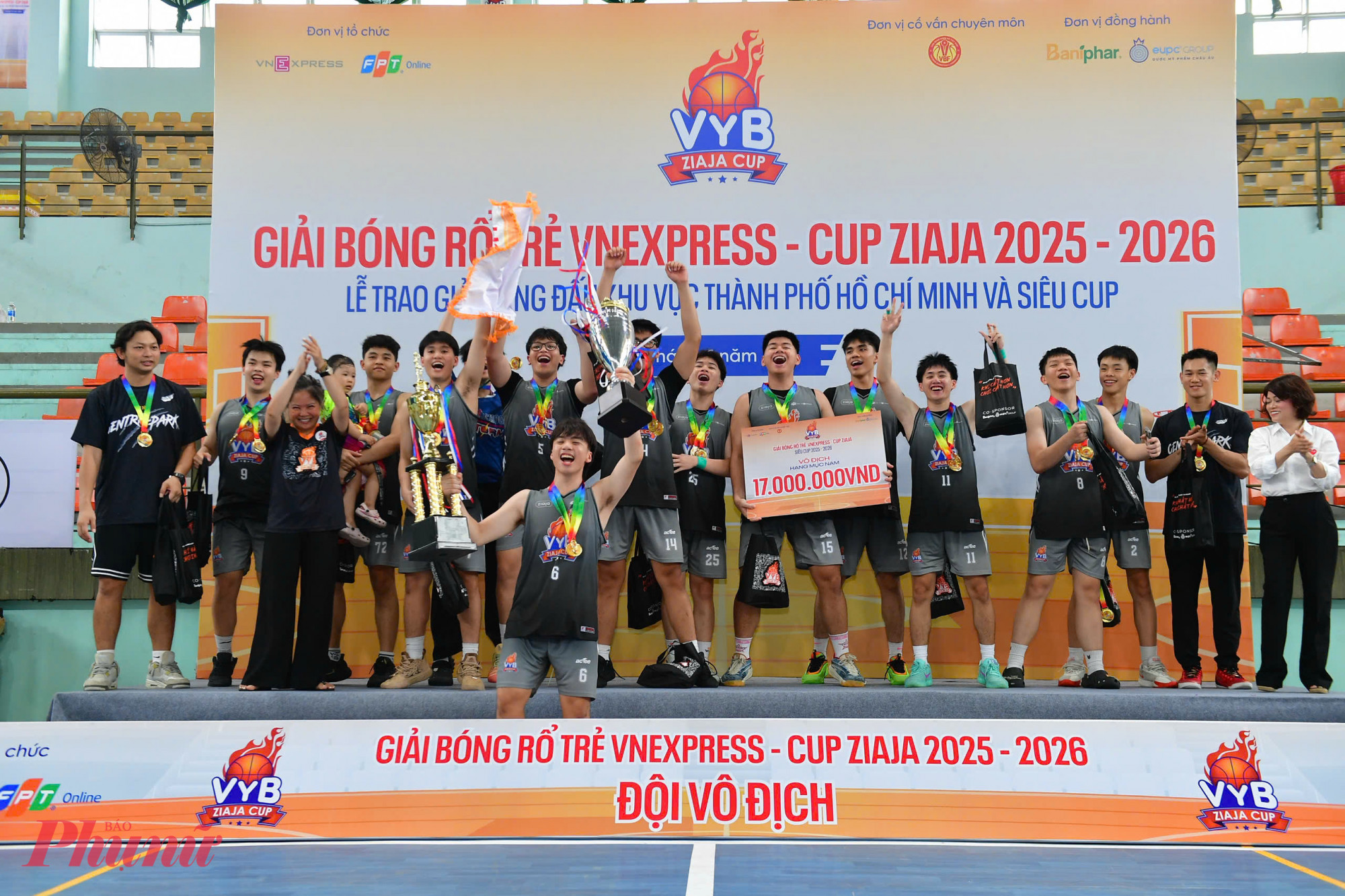 Nhà vô địch nam trường Vinschool Central Park (TPHCM) ăn mừng chiến thắng tại vòng chung kết siêu cup hai miền.