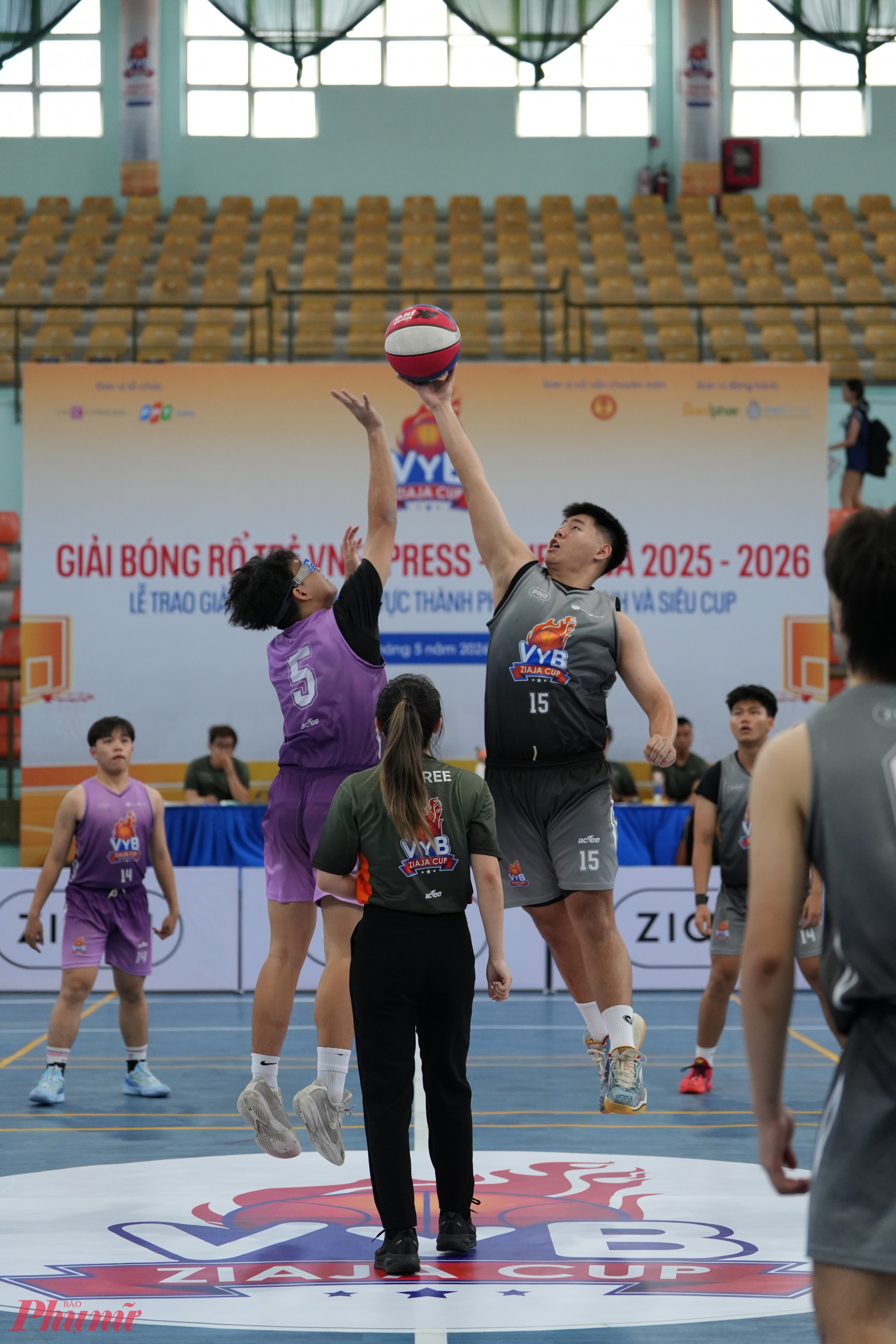 Những trận đấu nghẹt thở tại Siêu Cup hai miền đã khép lại mùa giải bóng rổ học đường đầy cảm xúc và bùng nổ.