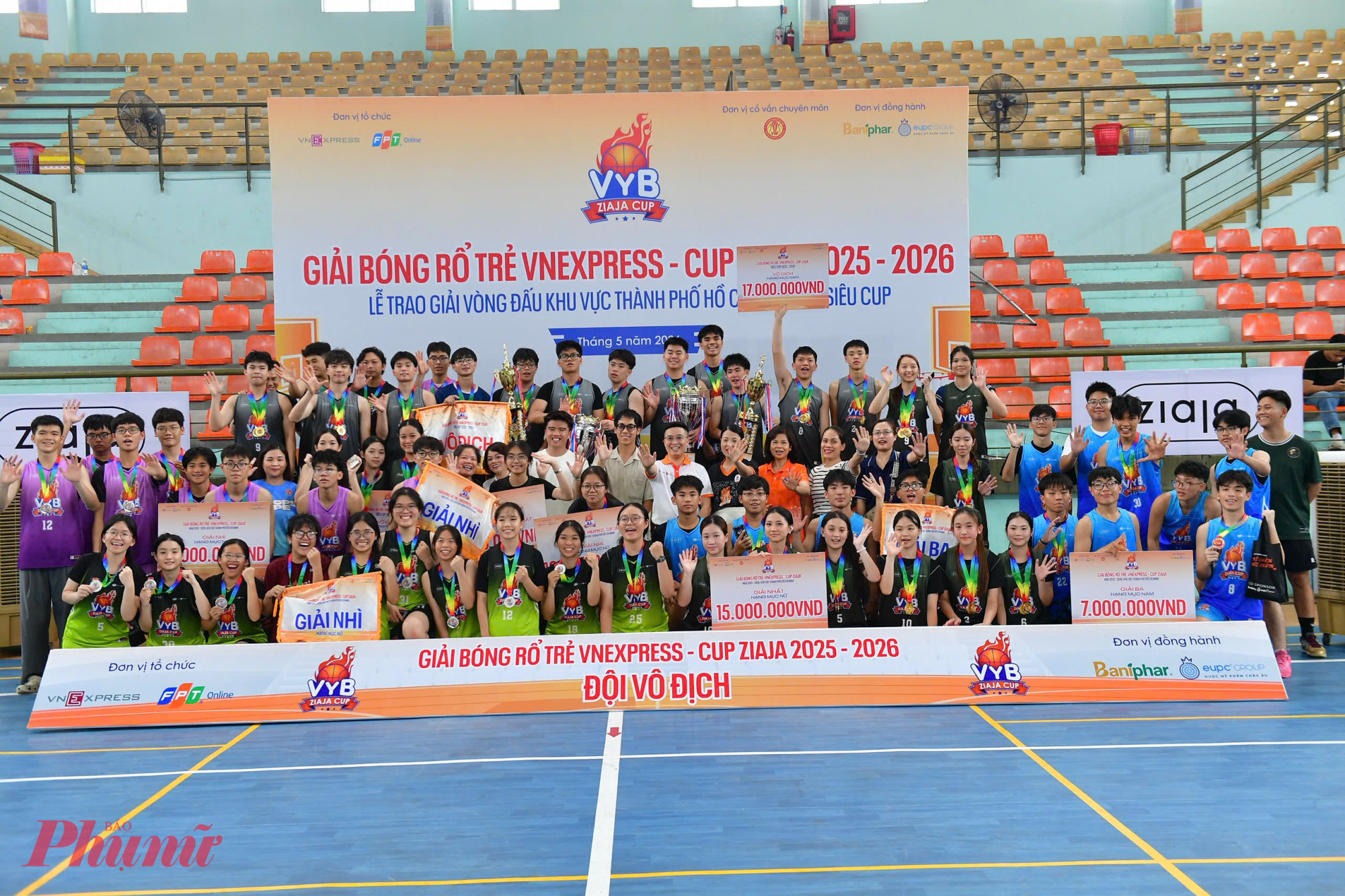Những trận đấu nghẹt thở tại Siêu Cup hai miền đã khép lại mùa giải bóng rổ học đường đầy cảm xúc và bùng nổ.