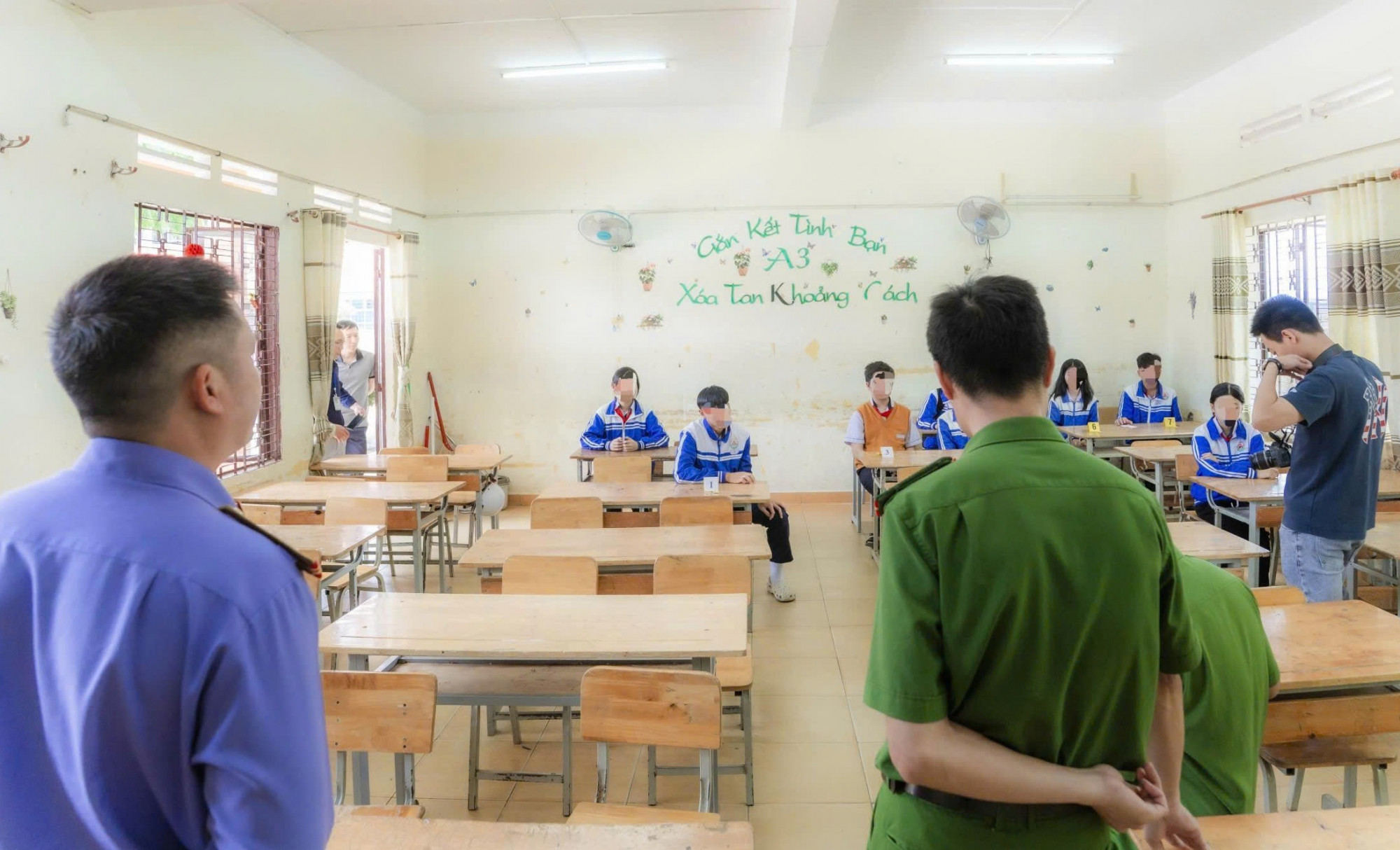Cơ quan chức năng làm việc tại Trường THCS Nguyễn Du ở xã Di Linh - ảnh: Công an cung cấp