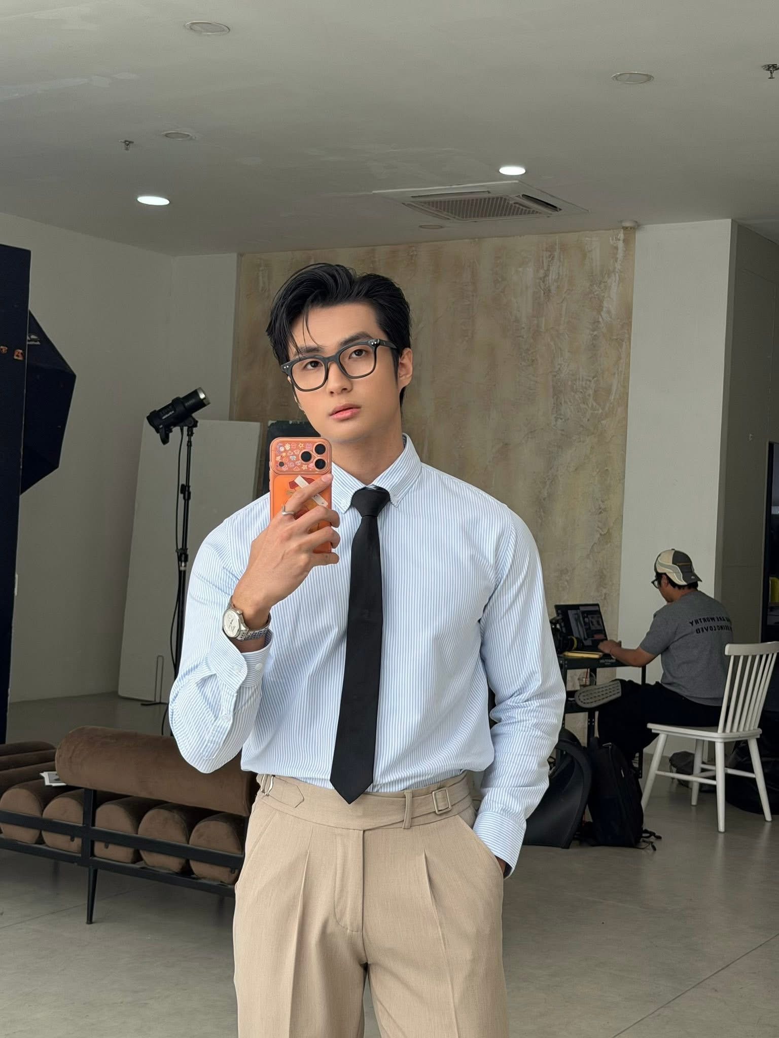 Nam vương Hàn Việt sở hữu gương mặt nam tính, sống mũi cao và ánh mắt sắc sảo. Mái tóc đen được vuốt gọn gàng càng làm tôn lên vẻ thanh lịch. Diện trang phục tối giản nhưng tinh tế với sơ mi kẻ sọc xanh nhạt kết hợp cùng quần tây beige và cà vạt đen bản nhỏ giúp anh trở nên cuốn hút. Thần thái tự tin, chuyên nghiệp và gu thẩm mỹ cao giúp Hàn Việt toả sáng tại cuộc thi.