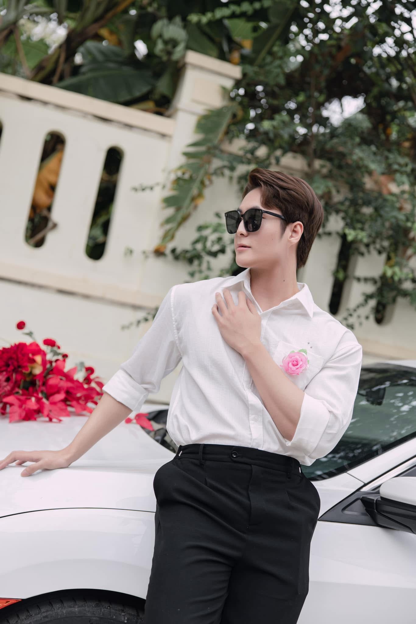 Hàn Việt ghi điểm với vẻ ngoài điển trai, lãng tử và cực kỳ thu hút khi để kiểu tóc vuốt ngược bồng bềnh cùng sống mũi cao thanh tú. Anh diện chiếc sơ mi trắng điểm xuyết họa tiết hoa hồng hồng tươi tắn, kết hợp khéo léo với quần tây đen lịch lãm và kính râm đen cá tính, tạo nên phong cách thời trang hiện đại, phóng khoáng mà vẫn giữ được sự tinh tế, sang trọng. 