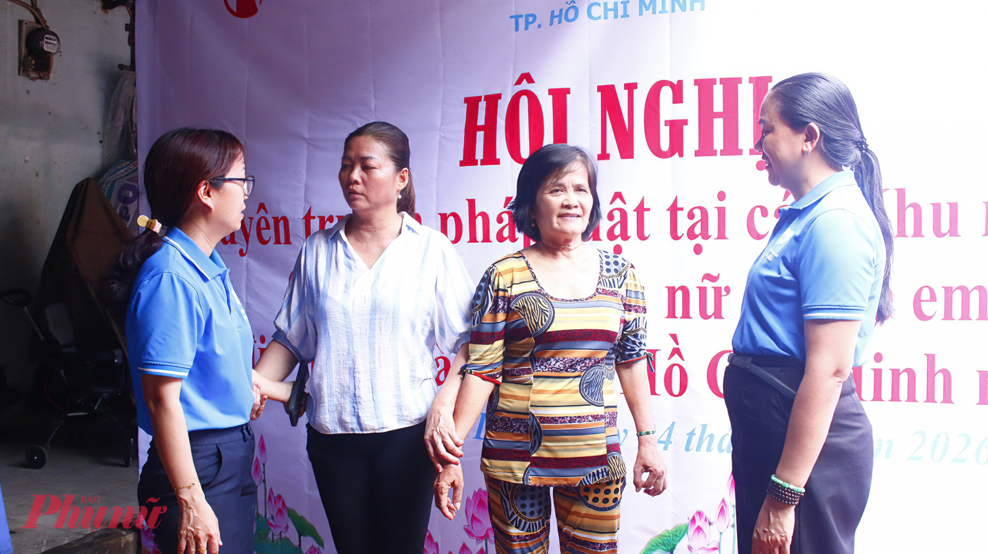 Lãnh đạo Hội LHPN phường Phú Lâm hỏi thăm tình hình cuộc sống của phụ nữ tại khu trọ.