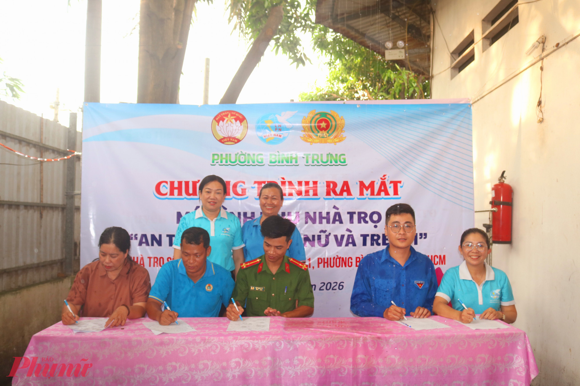 Đại diện các đơn vị cùng ký vào kế hoạch phối hợp thực hiện mô hình “Khu nhà trọ an toàn cho phụ nữ và trẻ em” - Ảnh: Mẫn Nhi