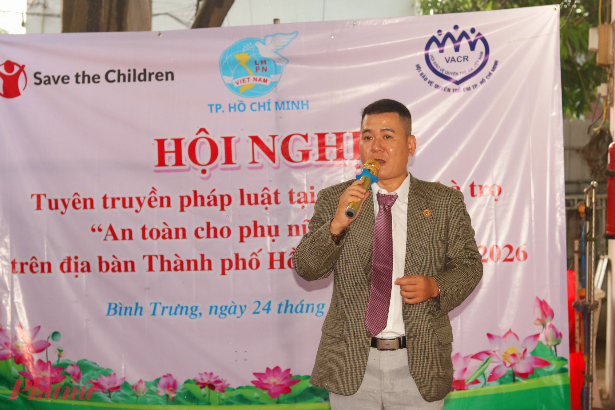 Luật sư Nguyễn Văn Hiên – thành viên câu lạc bộ Nam giới tiên phong thúc đẩy bình đẳng giới, trực thuộc Hội LHPN TPHCM – là báo cáo viên tại hội nghị - Ảnh: Mẫn Nhi