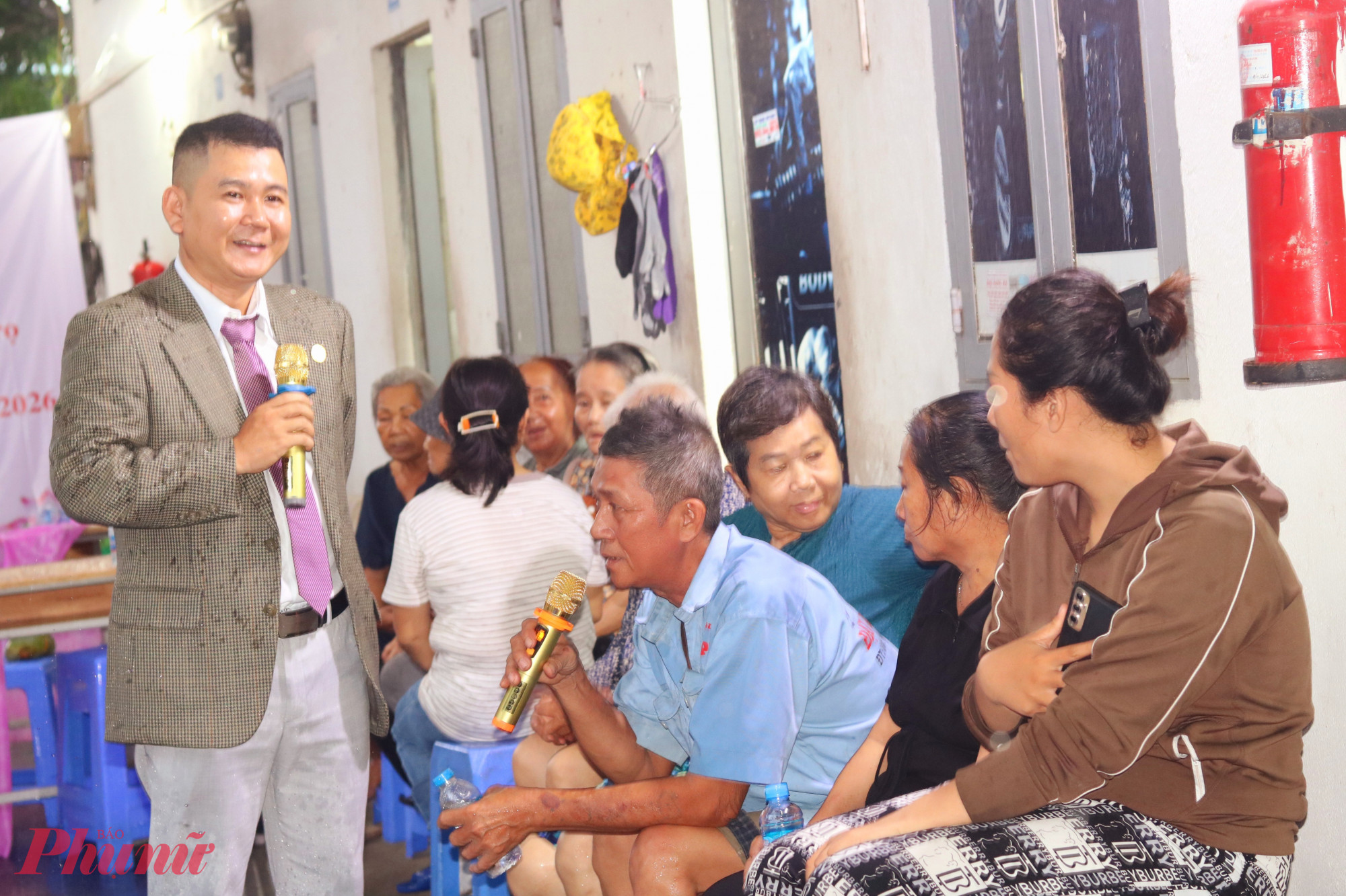 Luật sư Nguyễn Văn Hiên dành nhiều thời gian trao đổi cùng người lao động về tác hại của ma túy - Ảnh: Mẫn Nhi