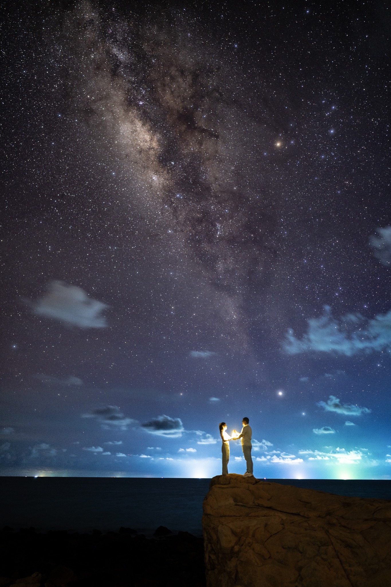 Dưới bầu trời đêm huyền ảo, khi dải Ngân Hà (Milky Way) rực rỡ vắt ngang đại dương đen thẳm