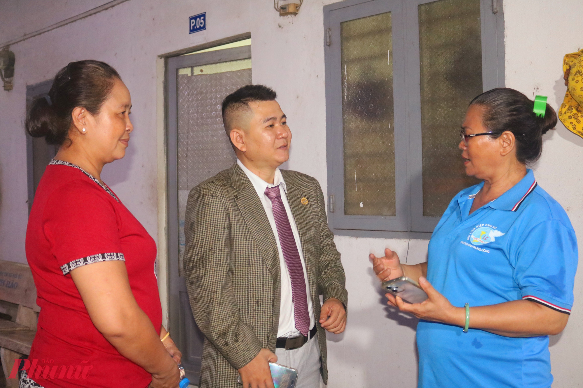 Sau hội nghị, nhiều chị em nán lại hỏi chuyện luật sư về các kỹ năng bảo vệ và cách giúp trẻ tránh xa tệ nạn xã hội - Ảnh: Mẫn Nhi