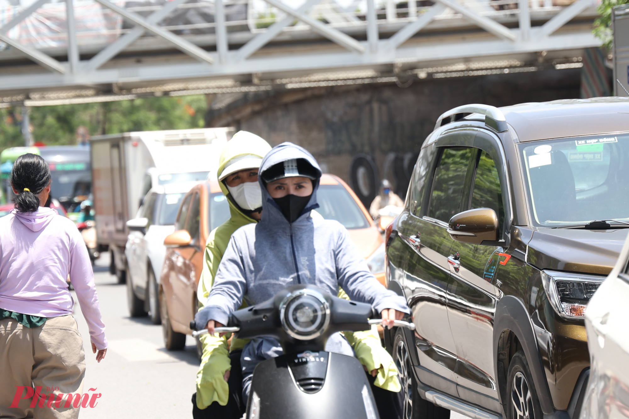 Tuy vậy, hơi nóng hầm hập từ mặt đường vẫn khiến việc đi lại trở nên khó chịu, tiềm ẩn nguy cơ ảnh hưởng sức khỏe.