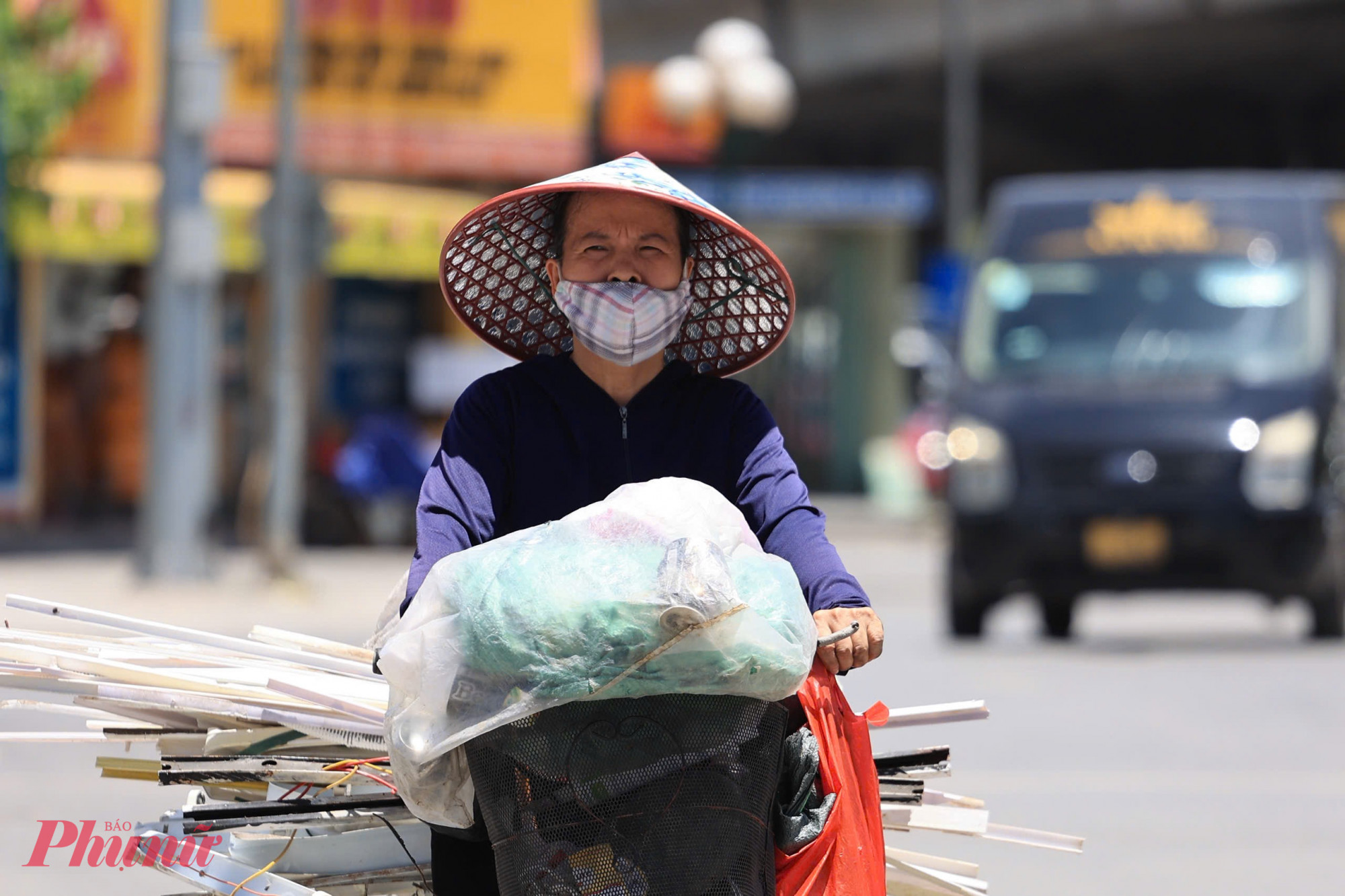 Giữa thời tiết oi bức, nhiều lao động tự do vẫn phải bám trụ ngoài đường, cố gắng làm việc để duy trì thu nhập và trang trải cuộc sống.