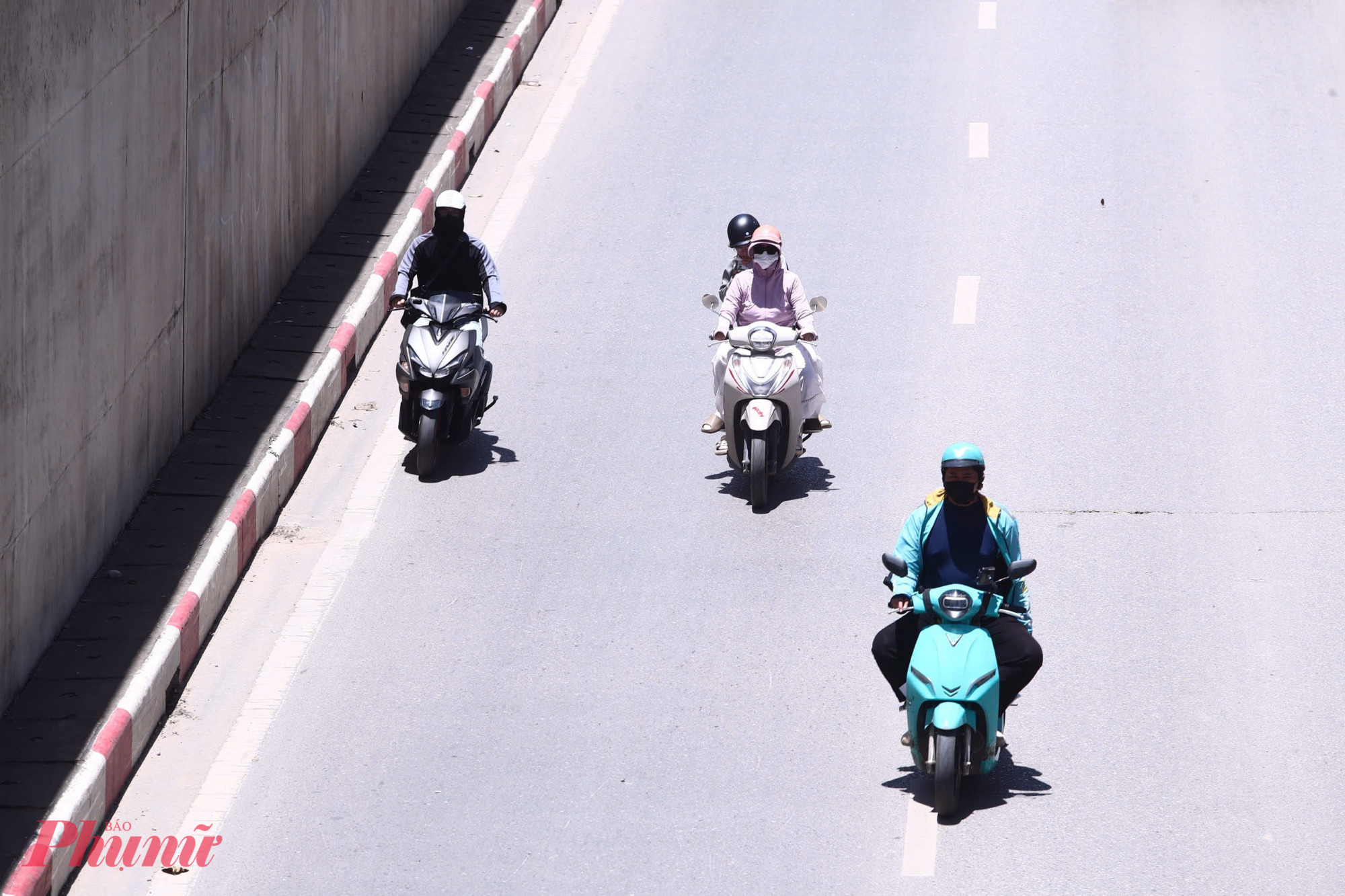 Từ tài xế xe ôm công nghệ, shipper đến người bán hàng rong, công nhân xây dựng…, tất cả đều chịu tác động trực tiếp của nắng nóng kéo dài, ảnh hưởng không nhỏ tới sức khỏe, năng suất lao động và đời sống sinh hoạt.