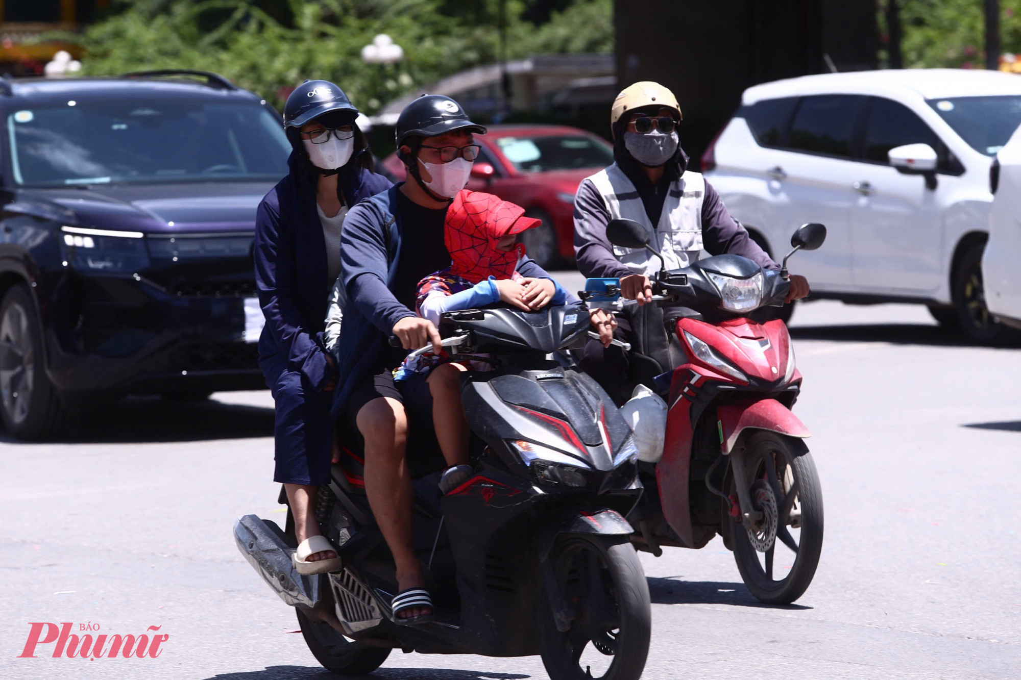 Nắng nóng không chỉ gây ảnh hưởng đến cuộc sống mưu sinh hằng ngày của người dân (nhất là những người phải lao động ngoài trời ) mà còn tiềm ẩn nhiều nguy cơ gây hại cho sức khỏe. 