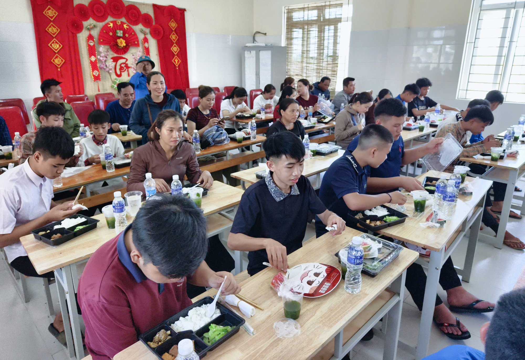Tại điểm thi Trường THPT Cát Ngạn (xã Tam Đồng, tỉnh Nghệ An), Đoàn xã Tam Đồng đã huy động 75 đoàn viên thanh niên tham gia hỗ trợ tại điểm thi. Các đội hình tình nguyện được bố trí ở nhiều khu vực để phát nước uống miễn phí, quạt tay, hướng dẫn phòng thi và hỗ trợ phương tiện đi lại. Hàng trăm suất cơm miễn phí cũng được chuẩn bị sẵn phục vụ miễn phí thí sinh và phụ huynh ở xa nghỉ trưa tại điểm thi trong thời tiết nắng nóng - Ảnh: Khánh Trung
