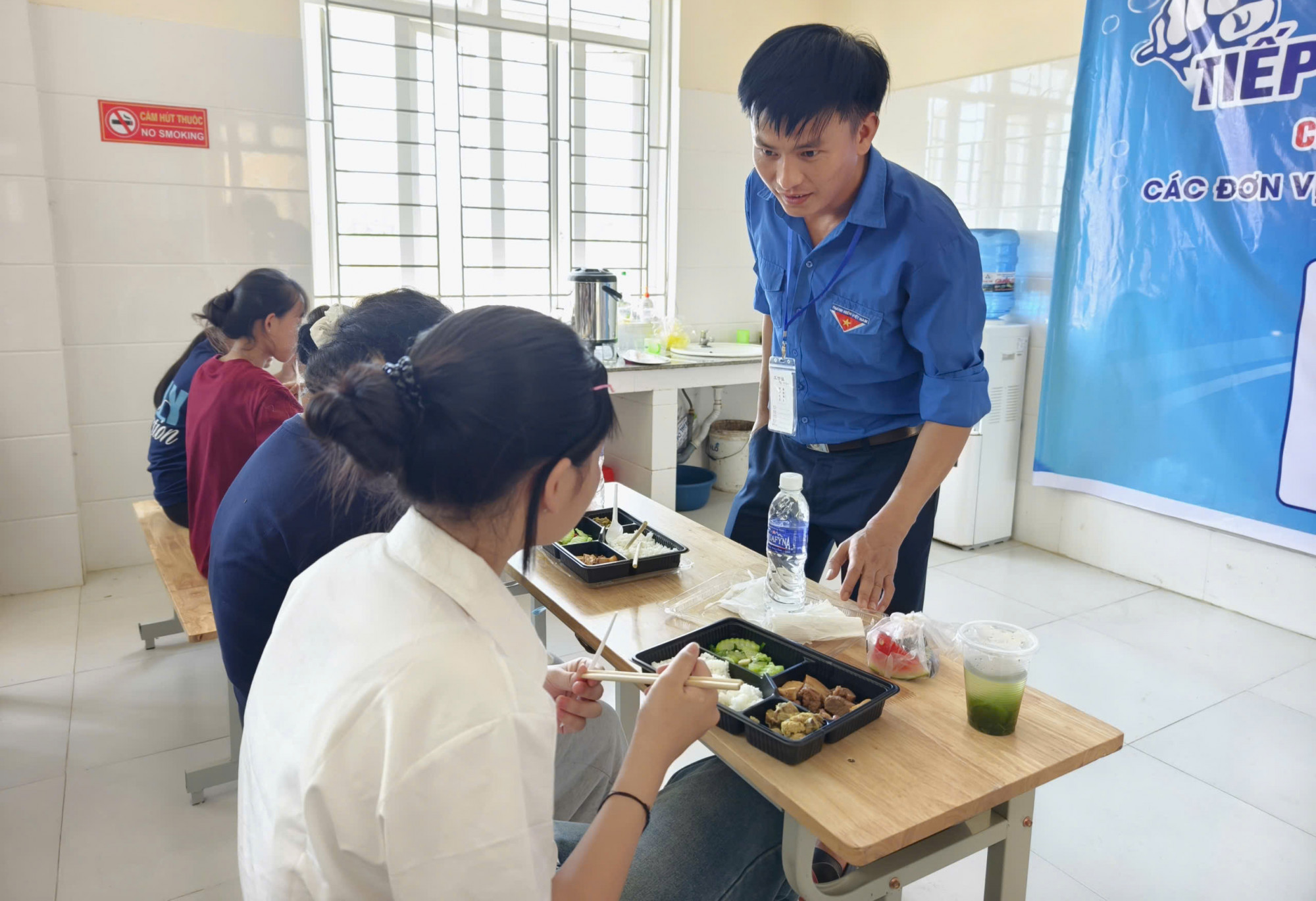 “Có những phụ huynh và học sinh phải di chuyển hơn 25km để đến điểm thi. Thời tiết nắng nóng gay gắt, nếu đi về trong ngày sẽ rất vất vả, ảnh hưởng sức khỏe của các em” - anh Hoàng Thế Anh - Bí thư Đoàn xã Tam Đồng cho biết - Ảnh: Khánh Trung