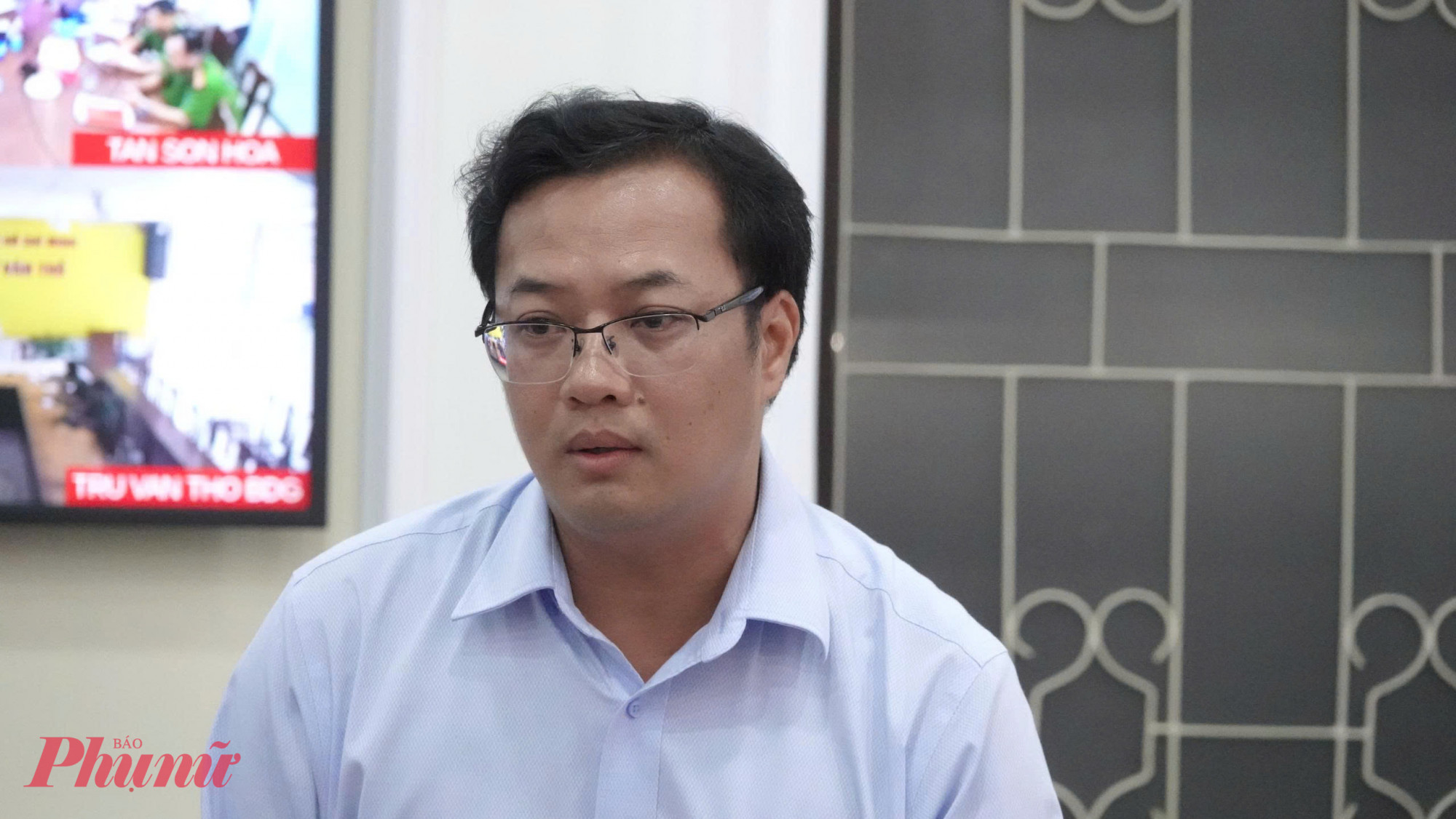 Ông Nguyễn Xuân Thành - Phó chủ tịch UBND phường An Đông báo cáo kết quả việc cấp phép sử dụng tạm thời một phần vỉa hè, lòng đường - Ảnh: Thanh Tâm