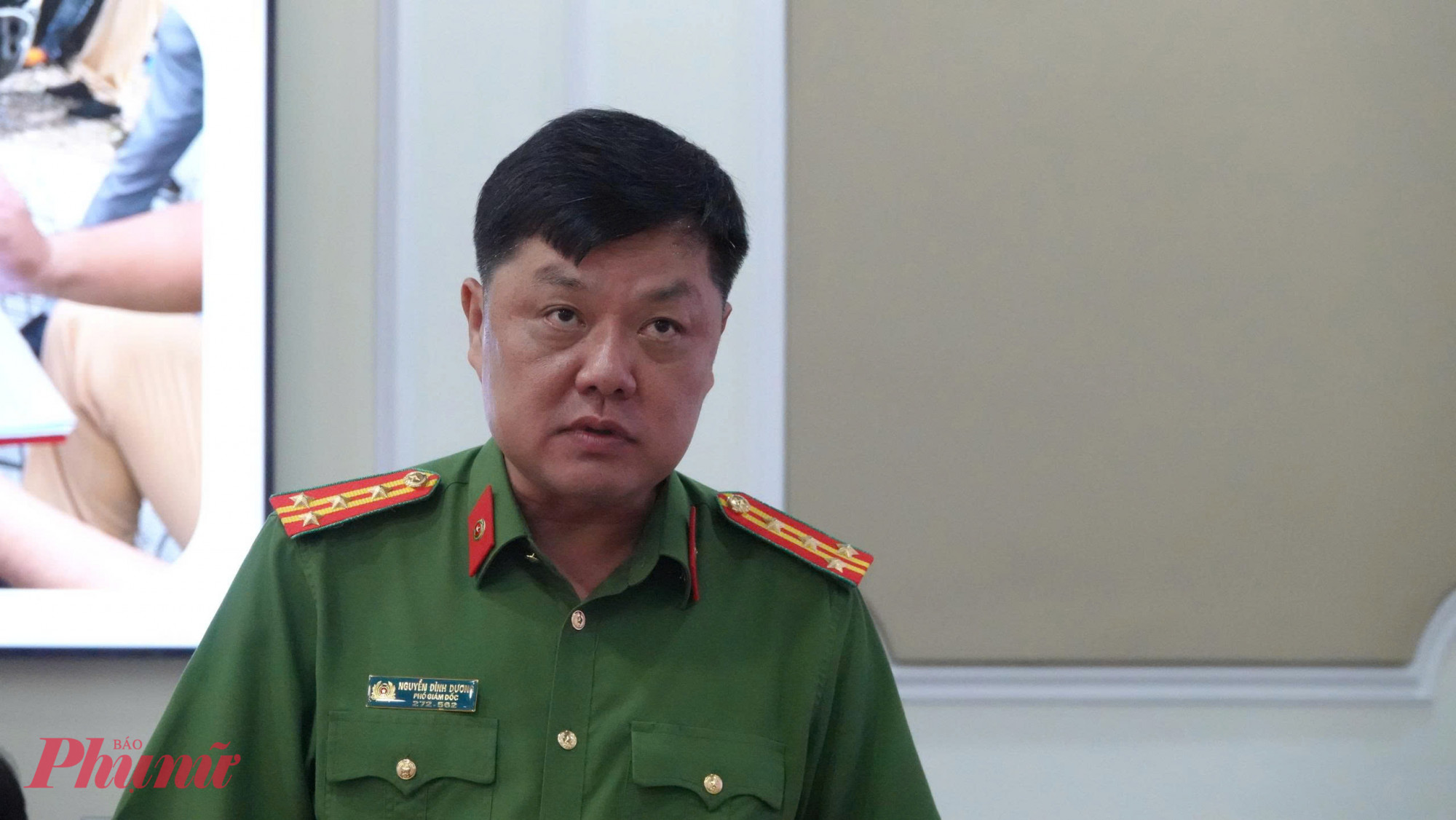 Đại tá Nguyễn Đình Dương - Phó giám đốc Công an TPHCM báo cáo tại hội nghị - Ảnh: Thanh Tâm