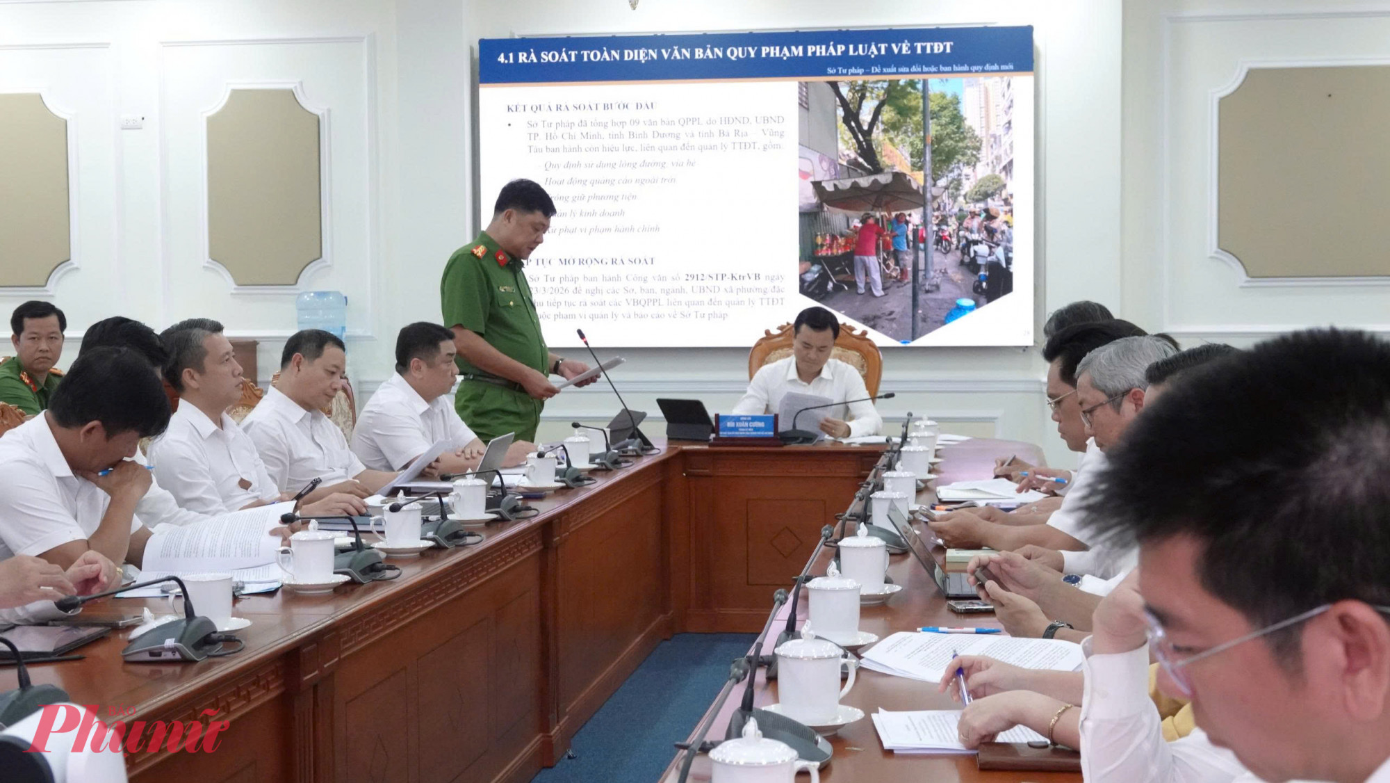 Phó Chủ tịch UBND TPHCM Bùi Xuân Cường chủ trì hội nghị sơ kết tình hình thực hiện kế hoạch triển khai các giải pháp tăng cường công tác quản lý trật tự đô thị và xây dựng xã, phường, đặc khu bảo đảm trật tự, kỷ cương, văn minh đô thị - Ảnh: Thanh Tâm