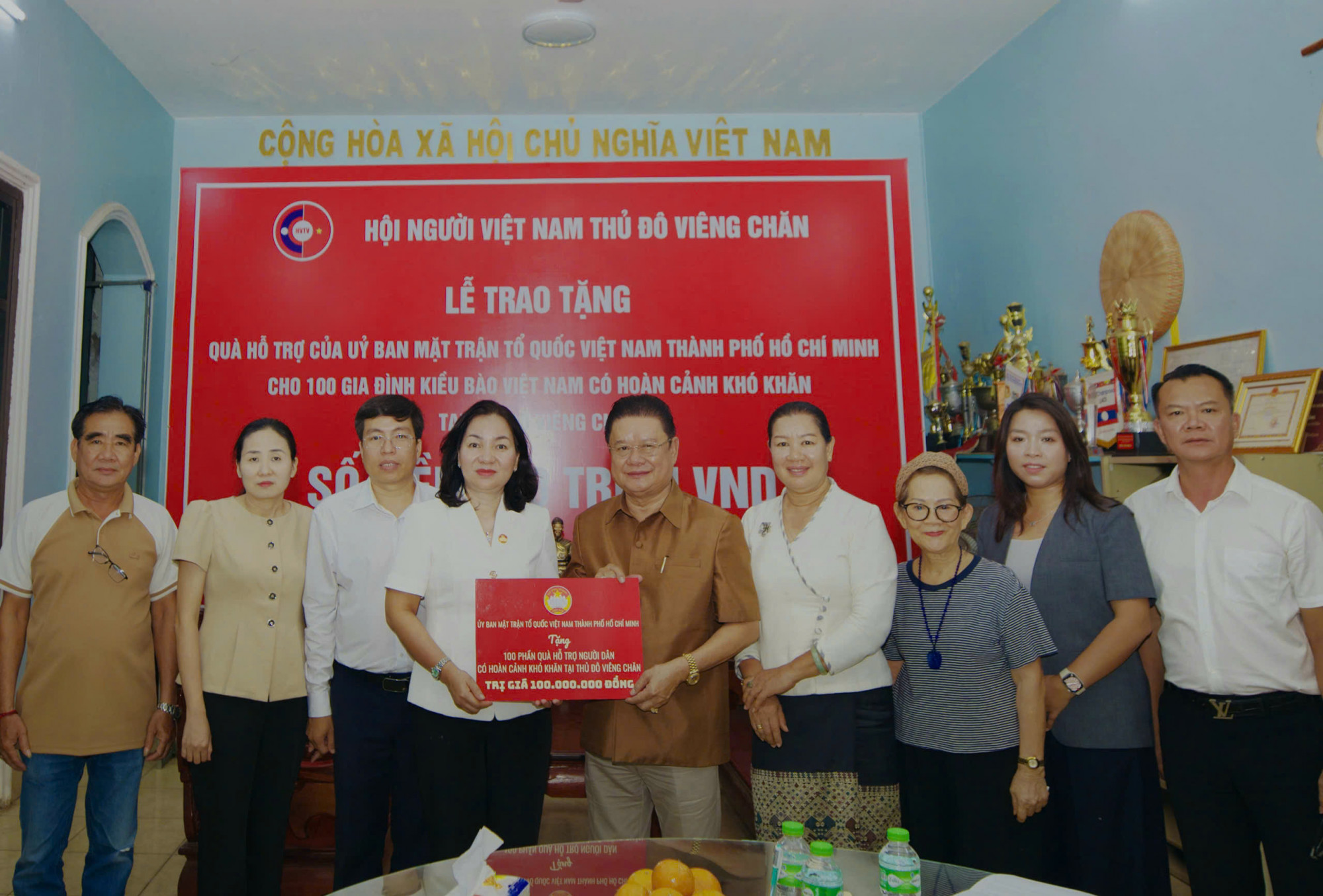 Bà Trương Thị Bích Hạnh trao kinh phí hỗ trộ cộng đồng người Việt Nam tại Thủ đô Viêng Chăn