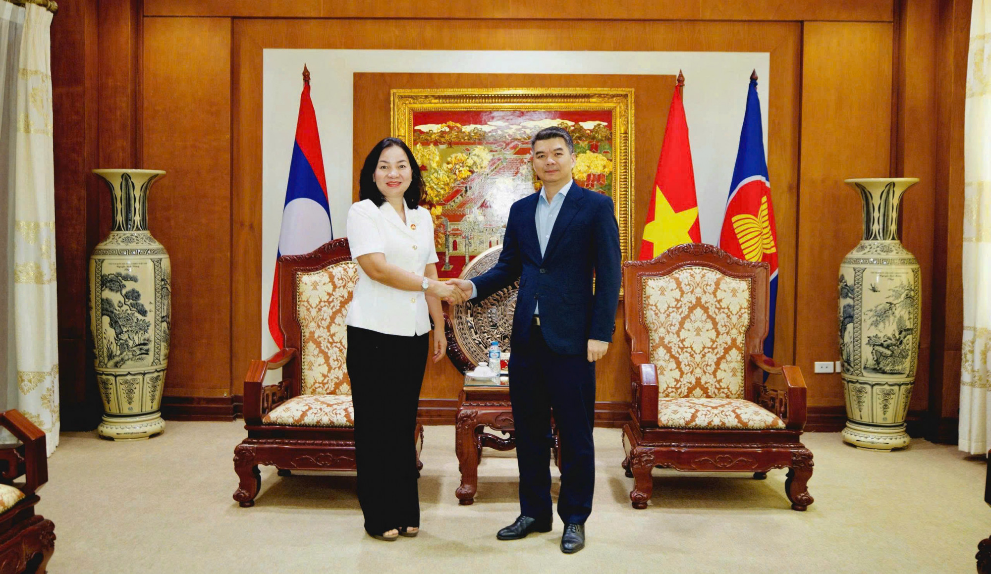 Đoàn đại biểu Ủy ban MTTQ Việt Nam Thành phố Hồ Chí Minh (TP.HCM) do bà Trương Thị Bích Hạnh, Ủy viên Ban Thường vụ Thành ủy, Phó Chủ tịch Thường trực Ủy ban MTTQ Việt Nam TP.HCM làm Trưởng đoàn đã đến thăm, chào xã giao Đại sứ quán Việt Nam tại Thủ đô Viêng Chăn, nước Cộng hòa Dân chủ nhân dân Lào