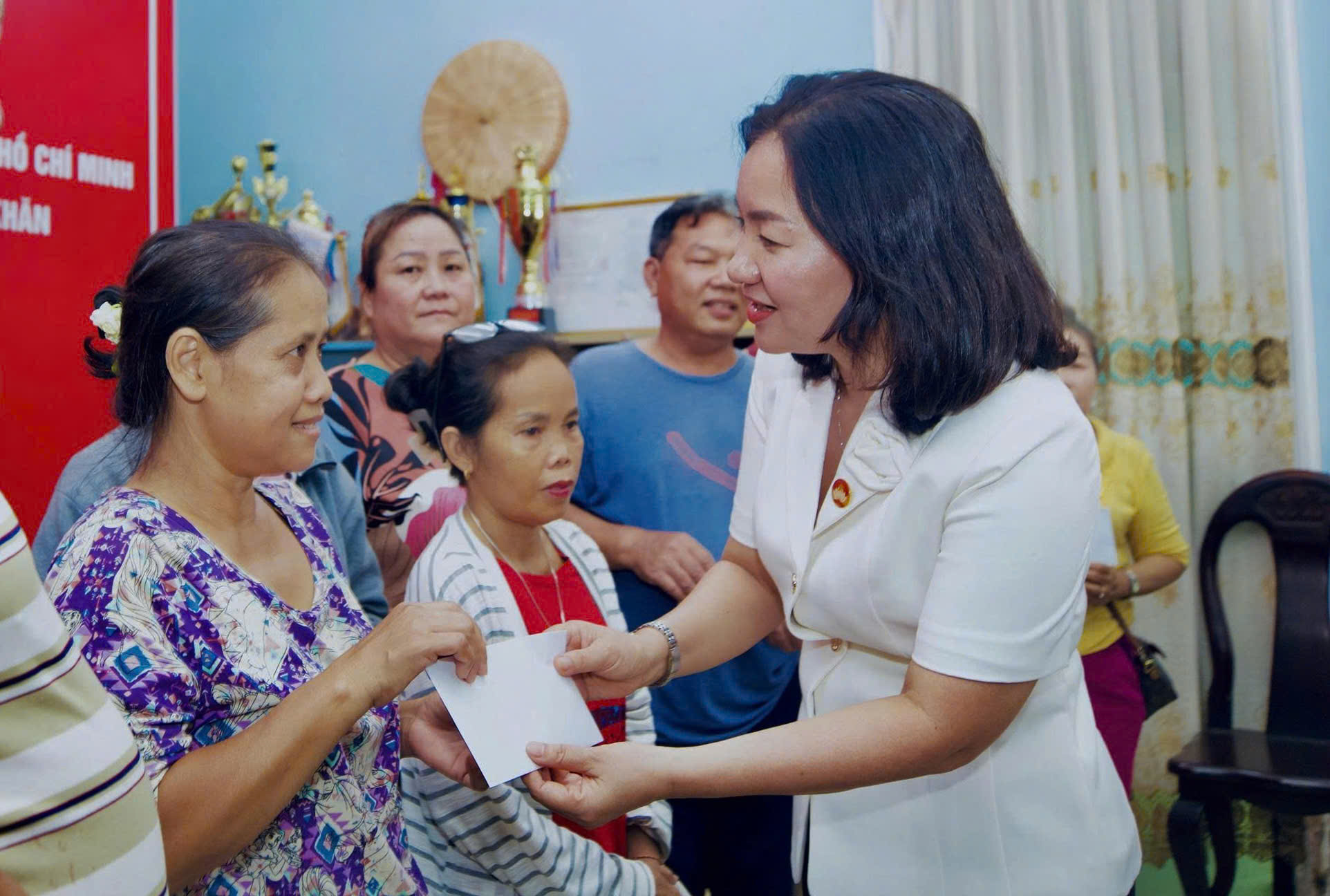 Bà Trương Thị Bích Hạnh tặng quà đến cộng đồng người Việt Nam tại Thủ đô Viêng Chăn 