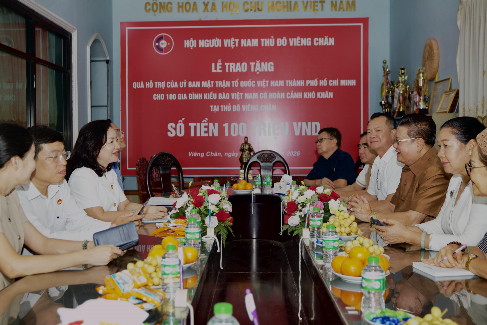 Quang cảnh buổi làm việc giữa Đoàn công tác Ủy ban MTTQ Việt Nam TPHCM với Hội người Việt Nam Thủ đô Viêng Chăn