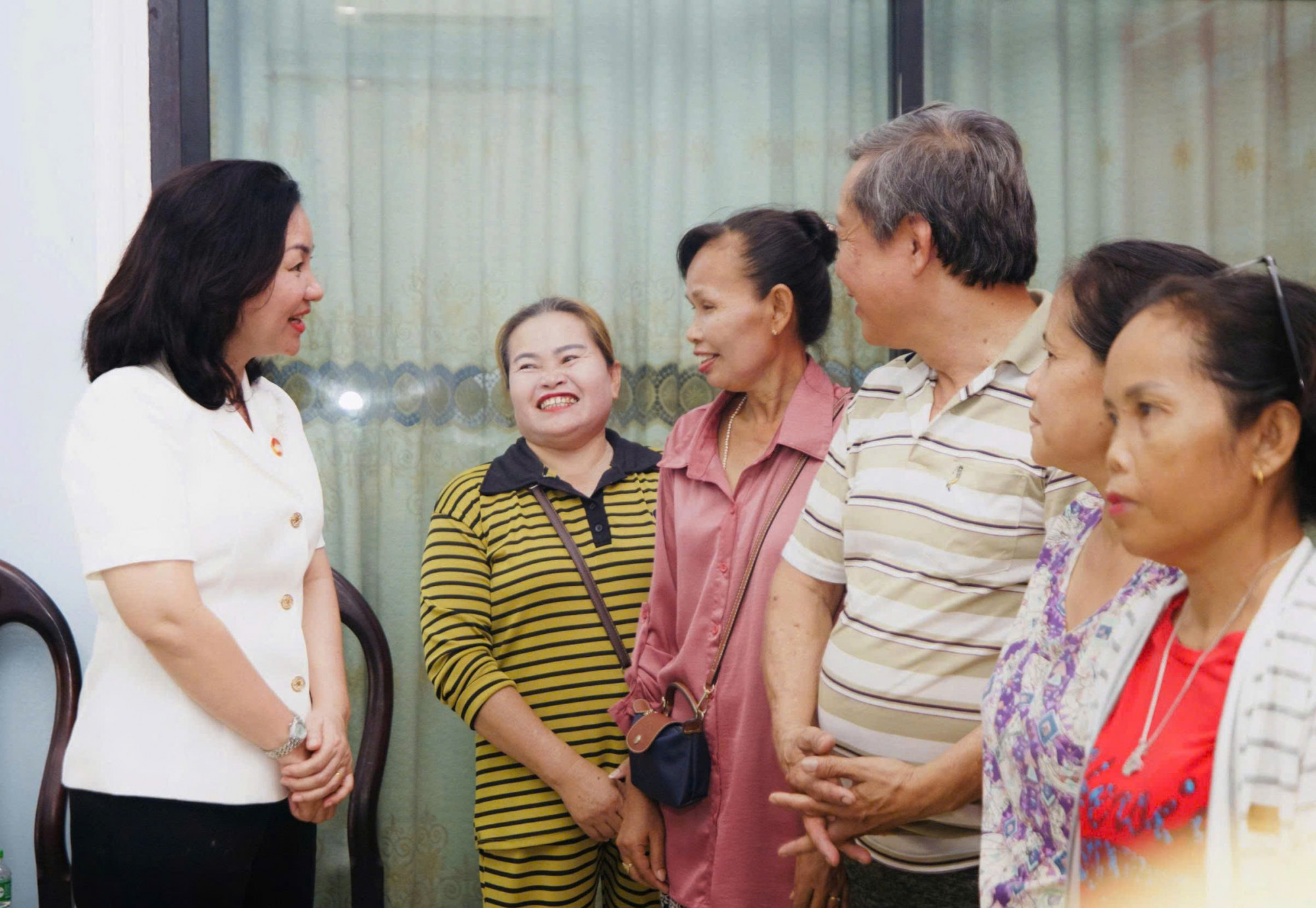 Dịp này, Bà Trương Thị Bích Hạnh có dịp gặp mặt, trò chuyện cùng cộng đồng người Việt Nam tại Thủ đô Viêng Chăn 