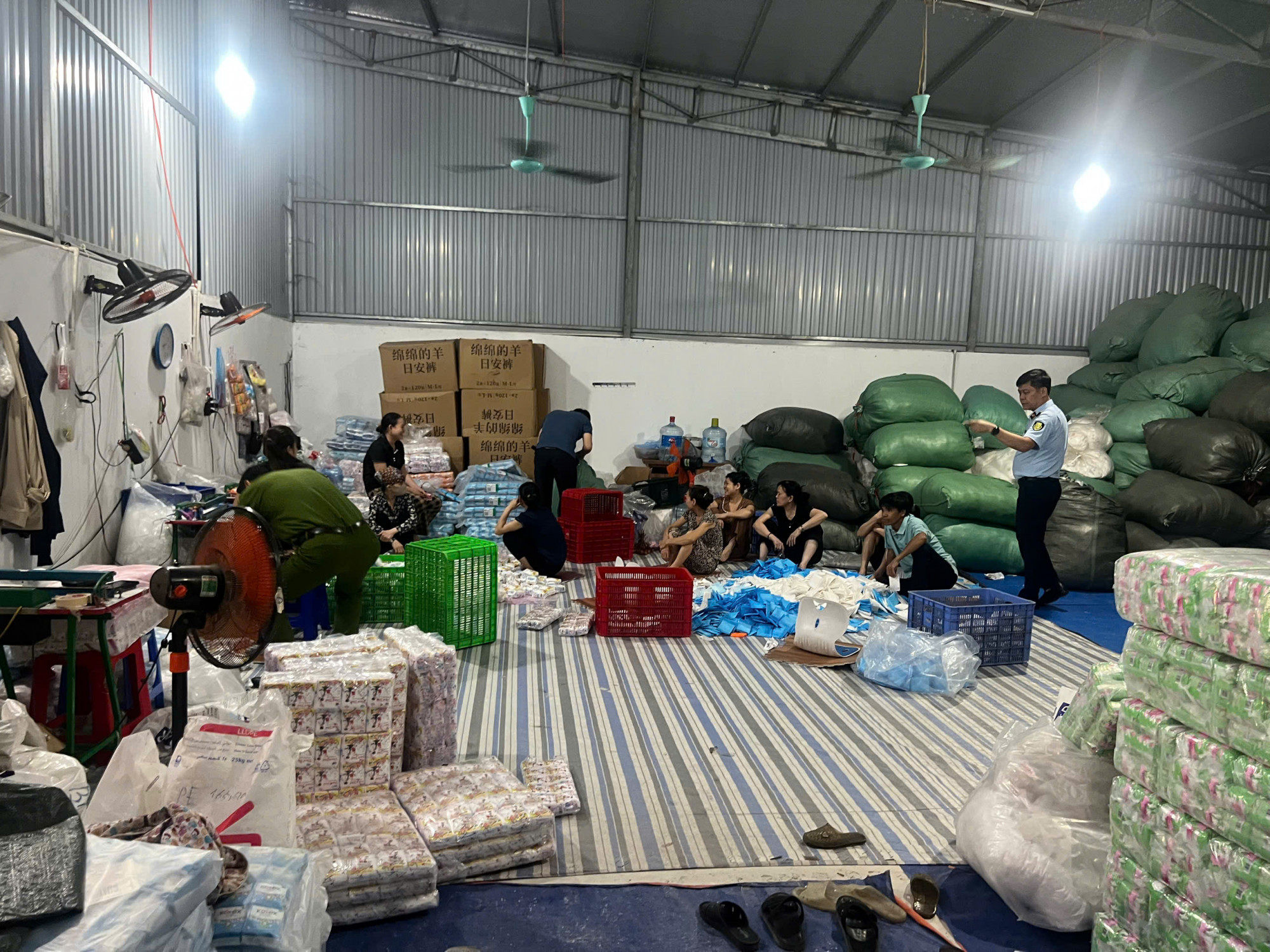 Cơ quan chức năng xác định toàn bộ số hàng hóa trên là hàng giả mạo nhãn hiệu, tổng trị giá ước tính gần 1 tỉ đồng tính theo giá hàng thật trên thị trường