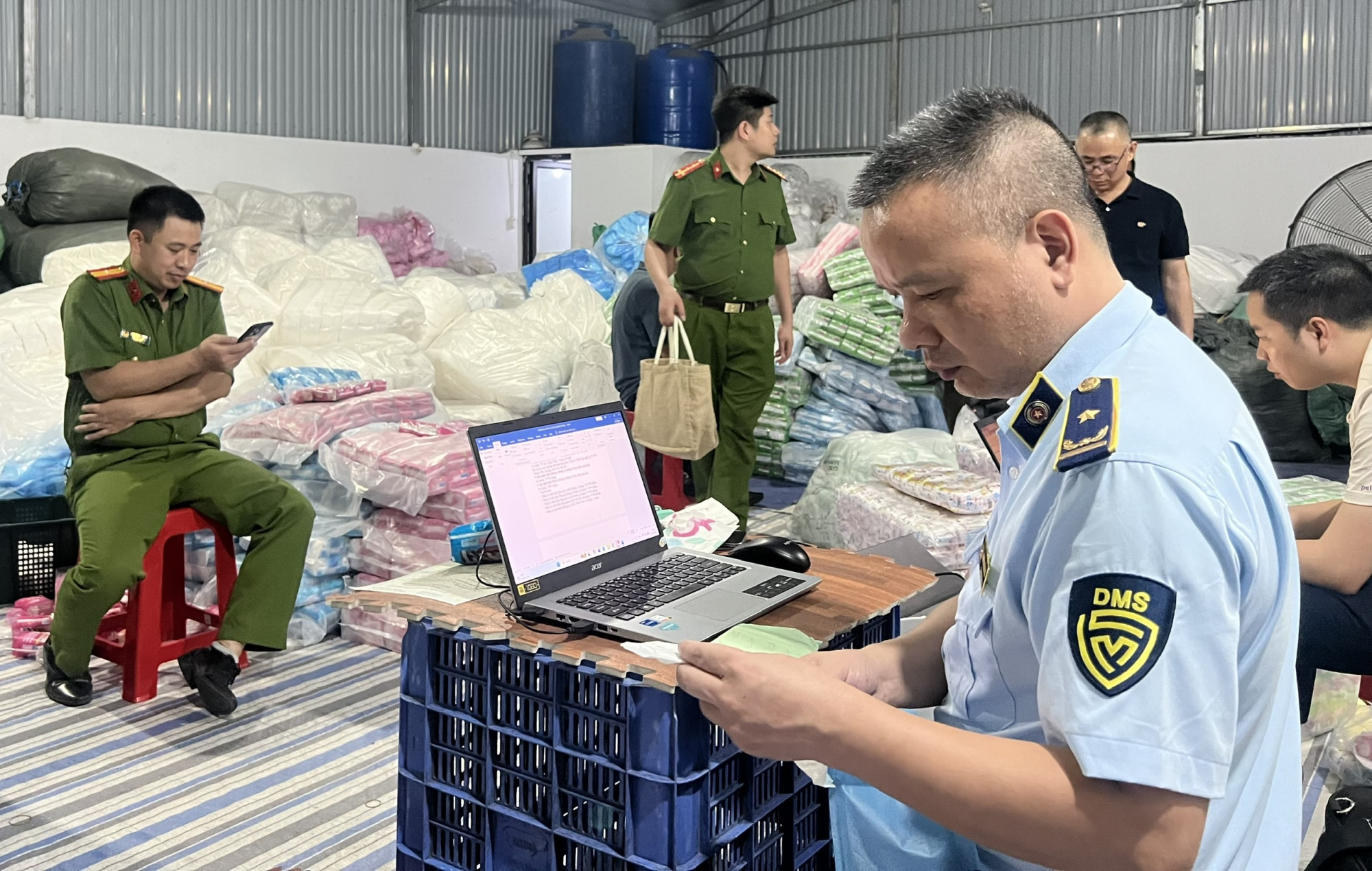 Lực lượng chức năng kiểm tra cơ sở sản xuất băng vệ sinh giả mạo nhãn hiệu