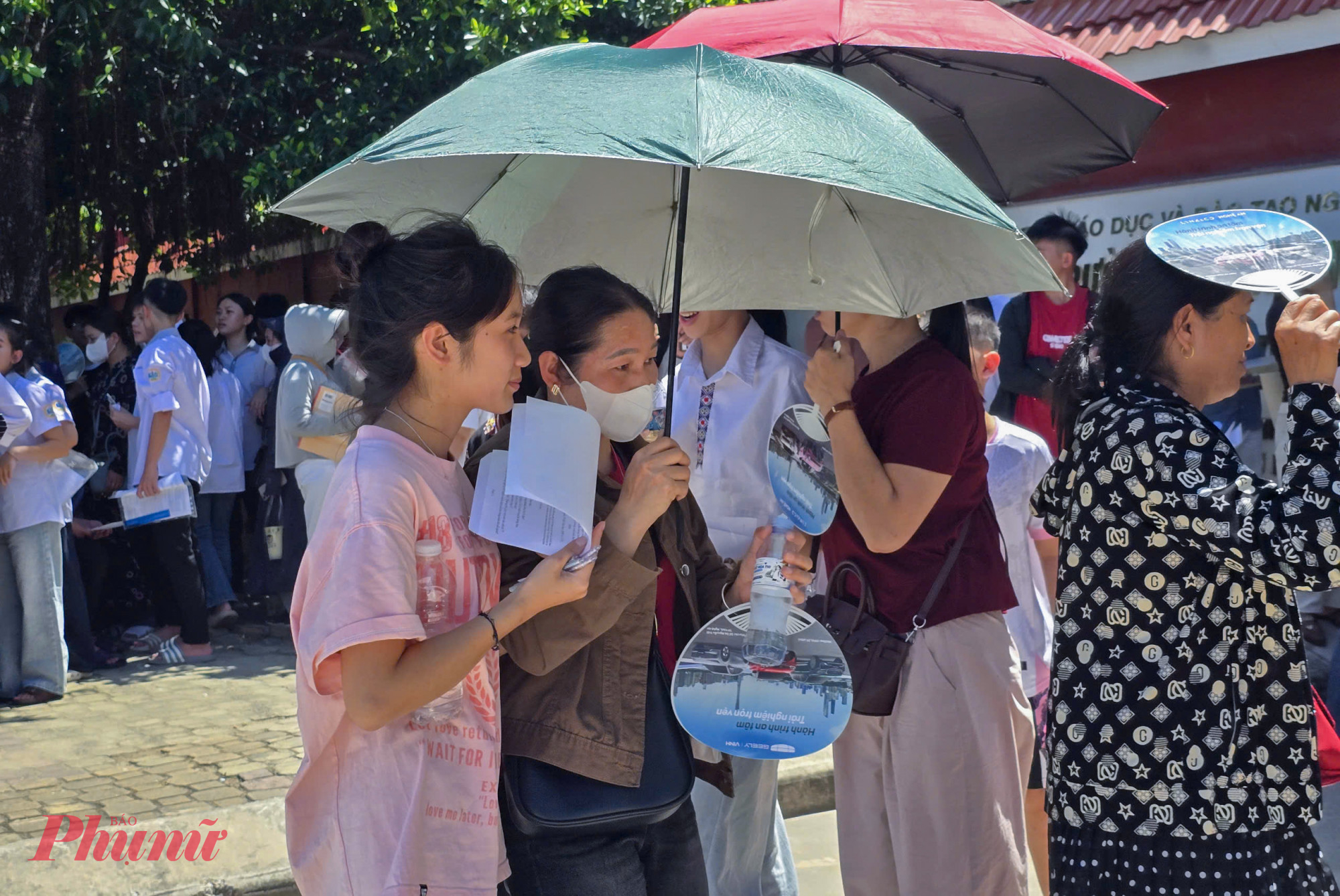 Không chỉ căng thẳng bởi tỉ lệ cạnh tranh cao, kỳ thi năm nay còn diễn ra giữa đợt nắng nóng gay gắt với nền nhiệt phổ biến từ 38-40 độ C, khiến không khí tại các điểm thi càng thêm “nóng bỏng”.