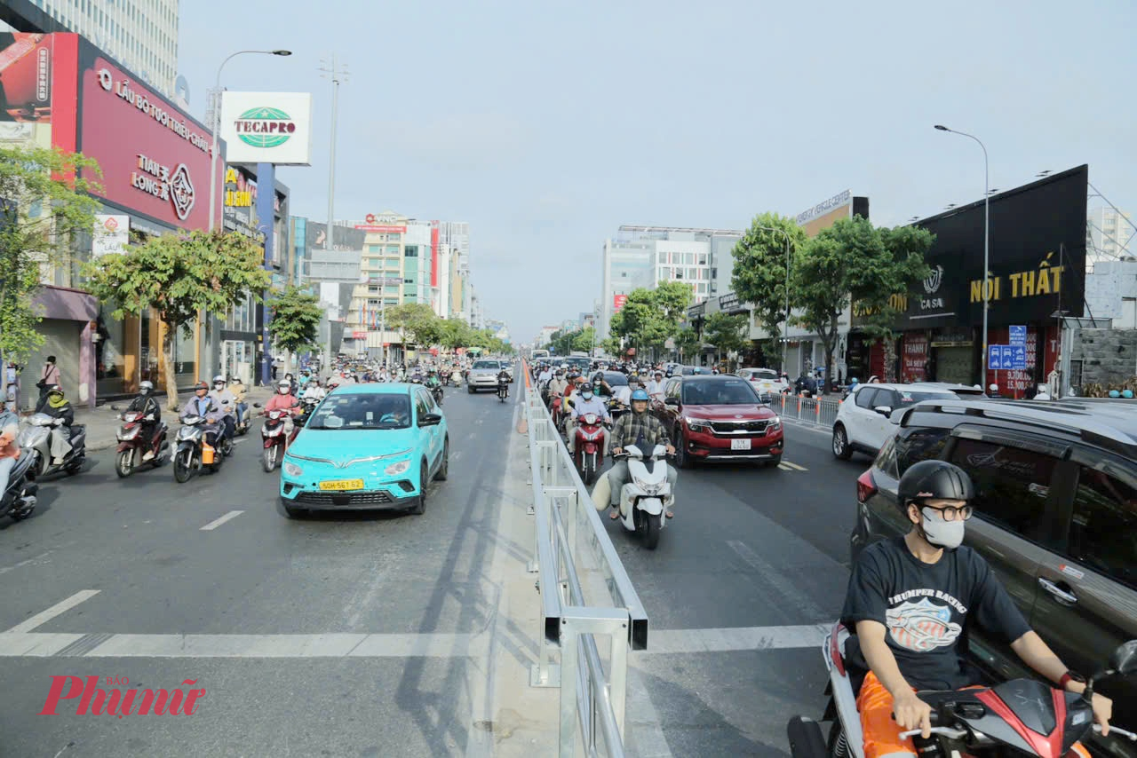 Việc điều chỉnh làn đảo chiều linh hoạt giúp giao thông trên đường Cộng Hòa không còn kẹt xe kéo dài như trước đây - Ảnh: Nguyễn Văn